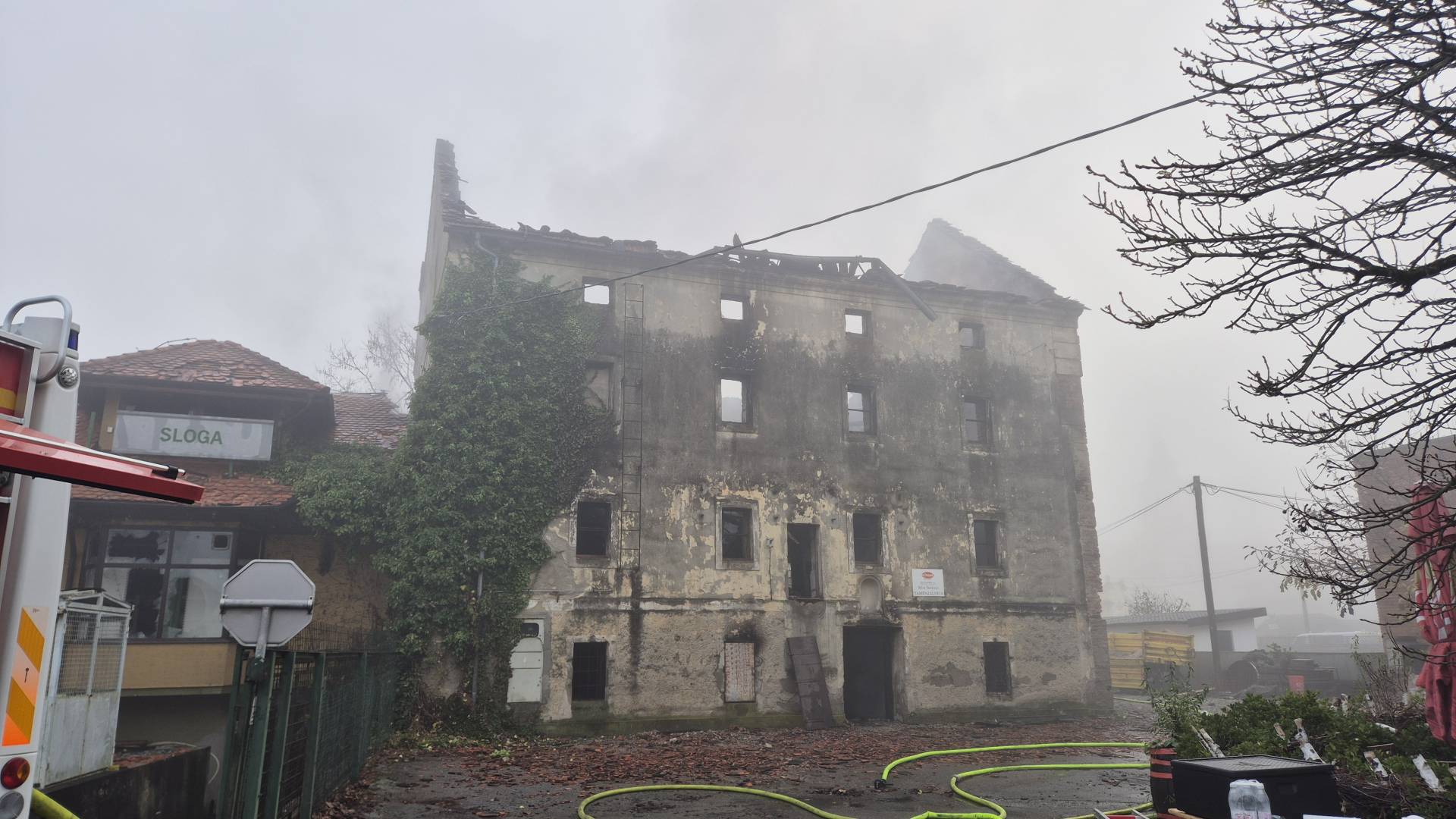 Domačini žalujejo za starim mlinom, ki je veljal za simbol kraja: »To se zgodi tako, kot če bi pihnil« 