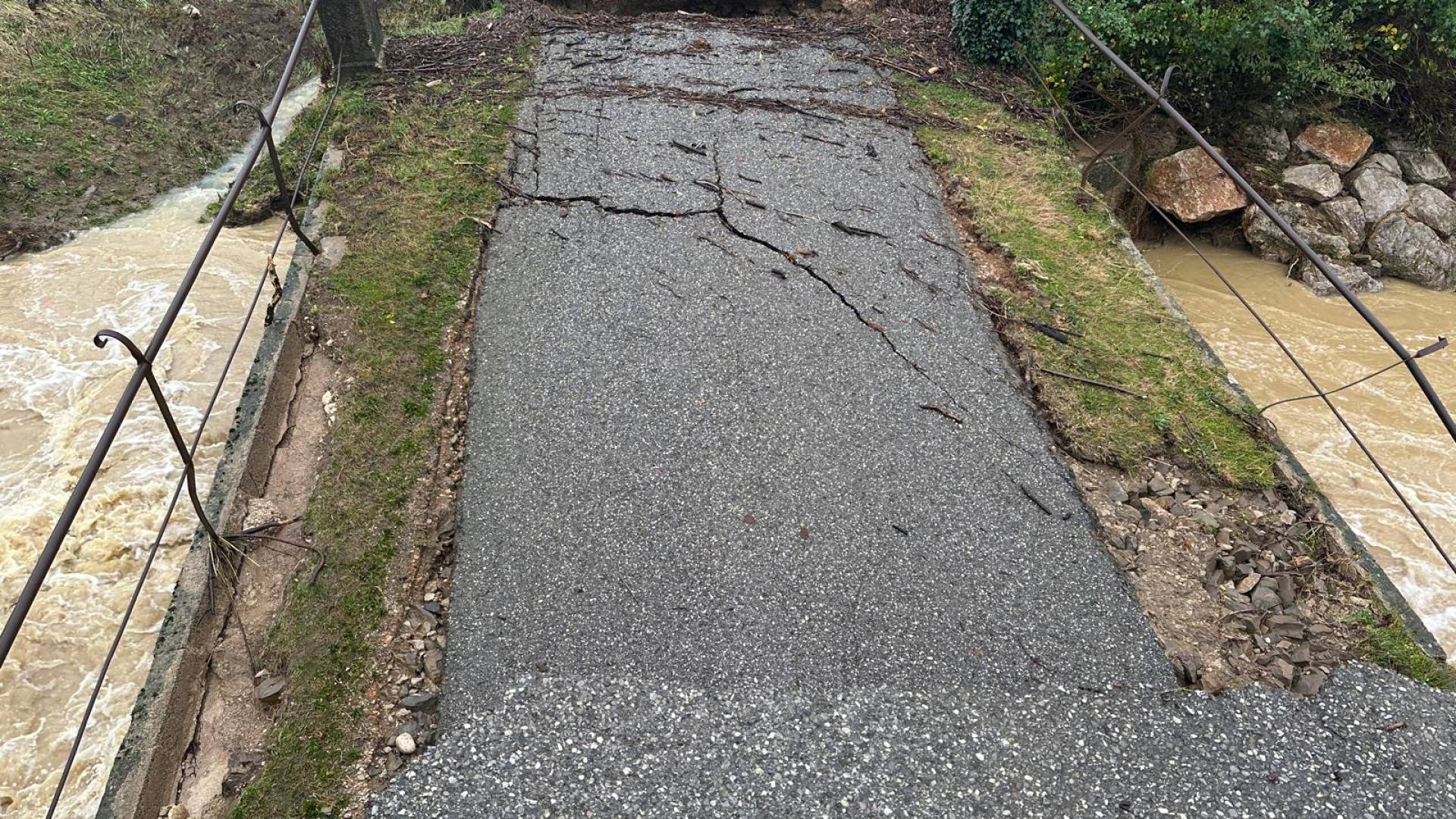 Obilne padavine povzročile plazove, poplave in prekinjene povezave