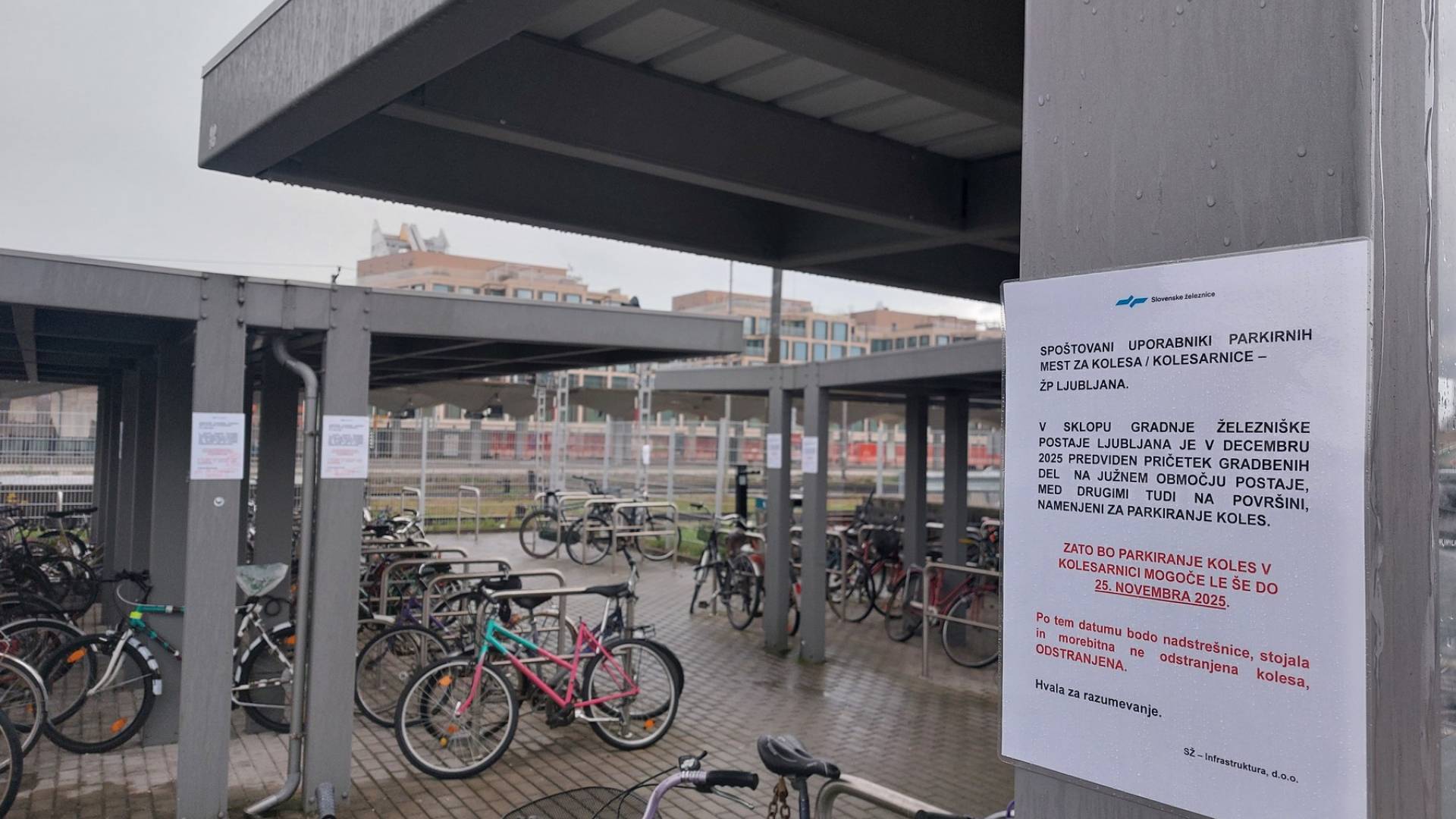 Na glavni železniški postaji zapirajo kolesarnico