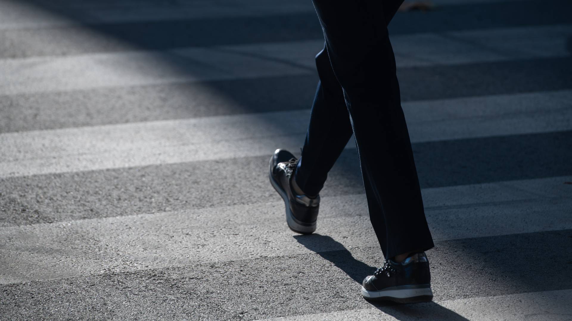 Na Štajerskem dve nesreči s hudimi poškodbami: Voznik na prehodu trčil v pešca, drugi zapeljal na nasprotni pas