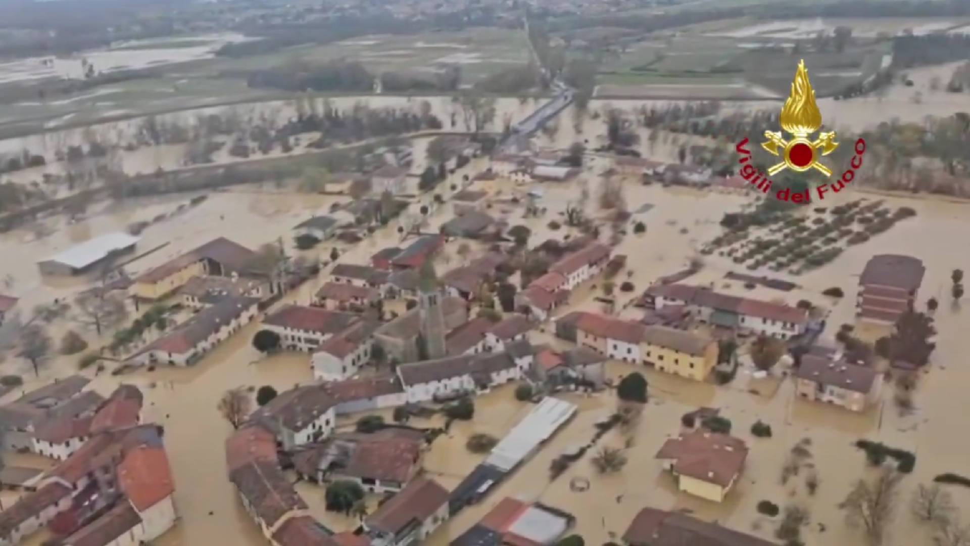 VIDEO: Poplave in plazovi tik ob slovenski meji: Zasutih več hiš, dva človeka pogrešajo