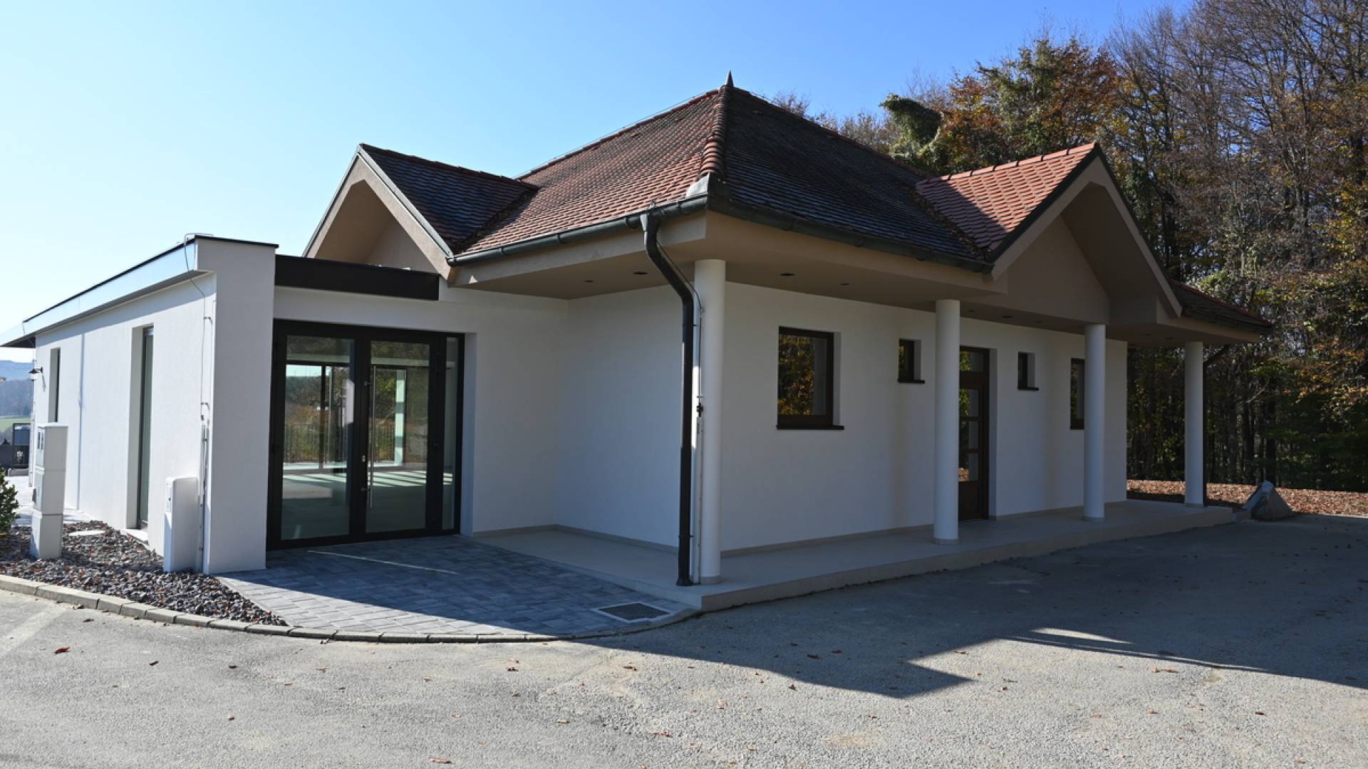 Zaključena obnova mrliške vežice in gradnja žarnega zidu