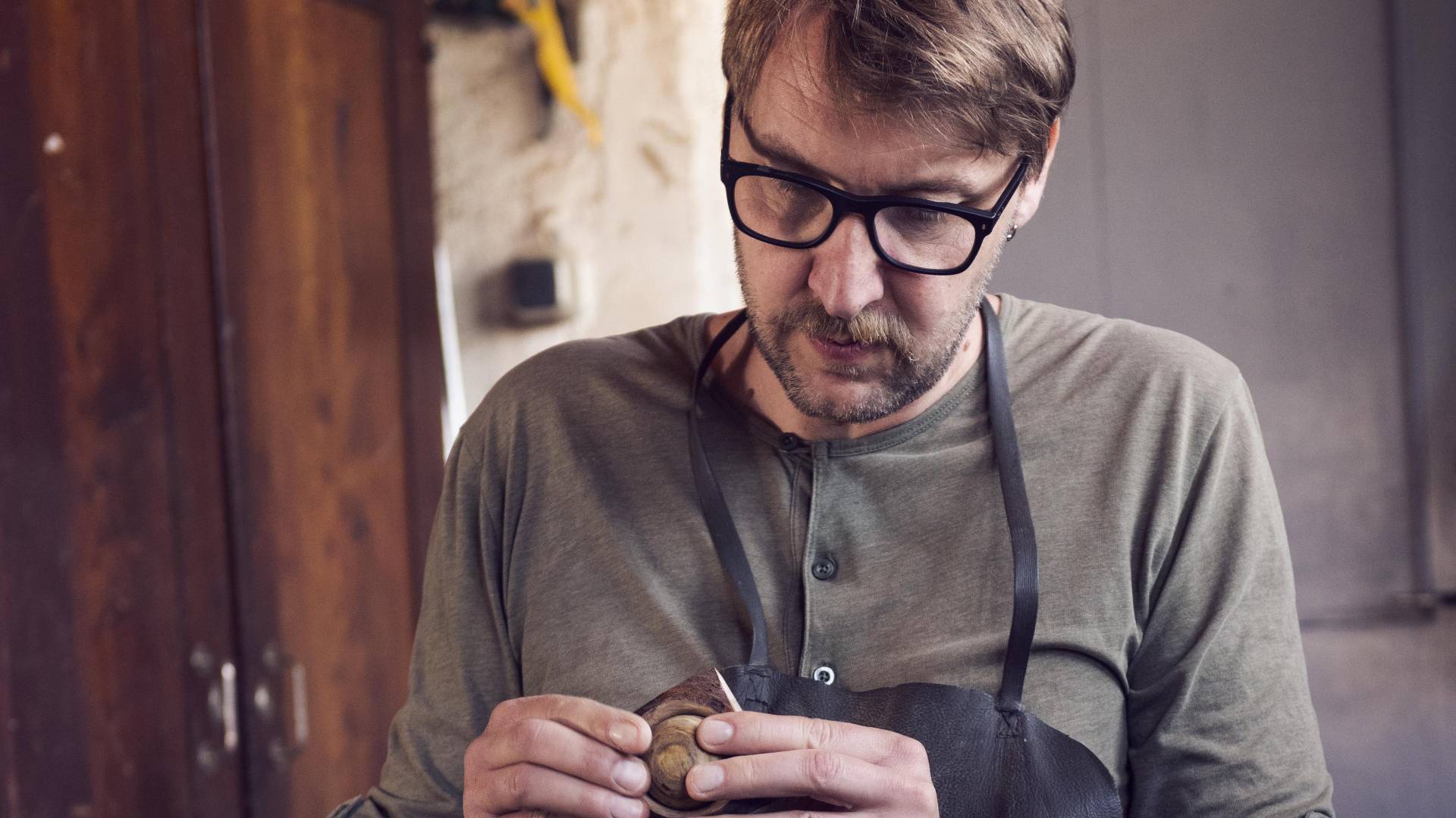 Srečko Molk z lesnim nakitom iz dravskega zlata in recikliranih skejt desk na razstavo v New York: »To so zgodbe našega kraja«