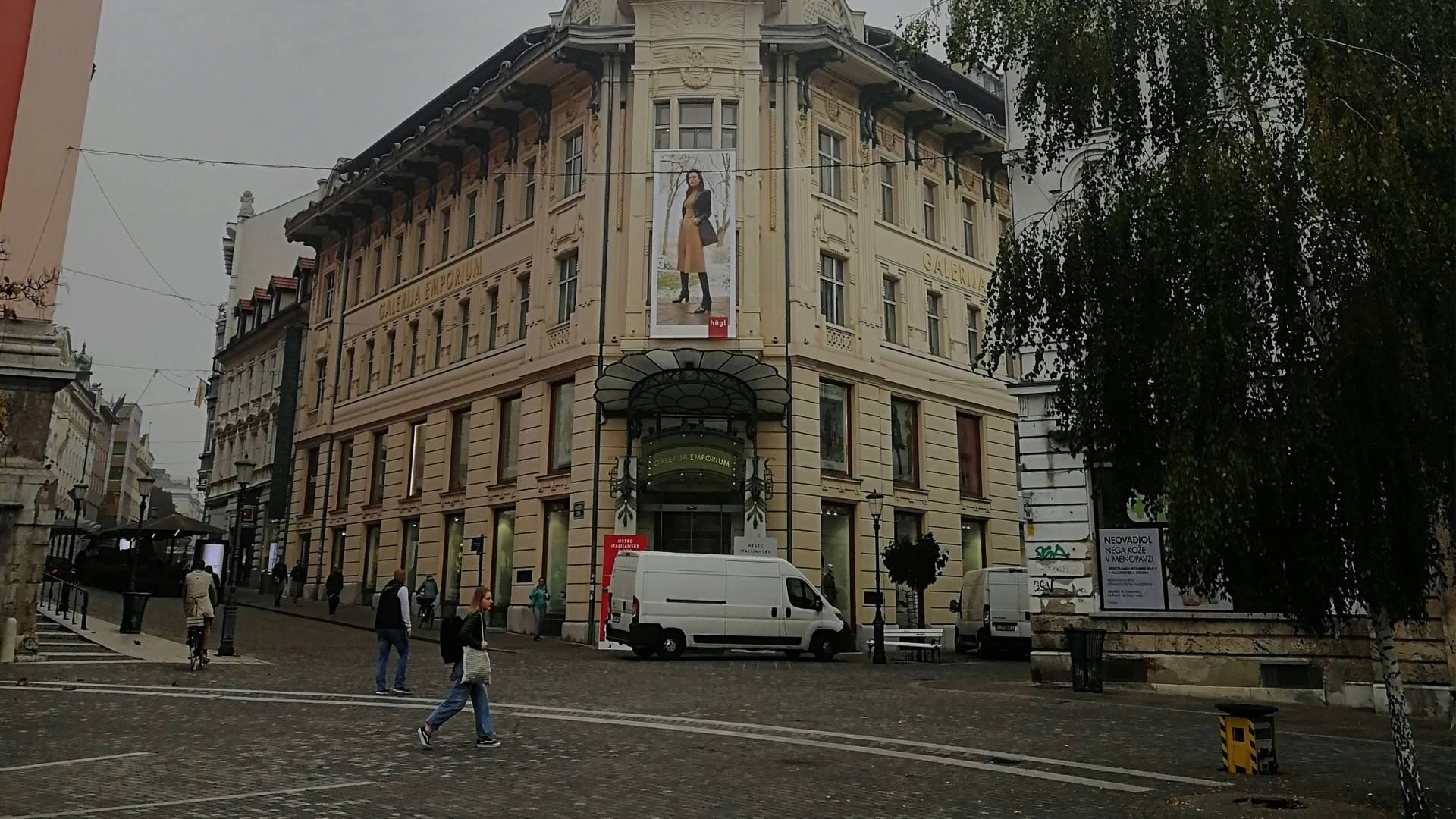 Miklošičeva vse bolj obremenjena s turističnimi skupinami, občina pojasnjuje ukrepe