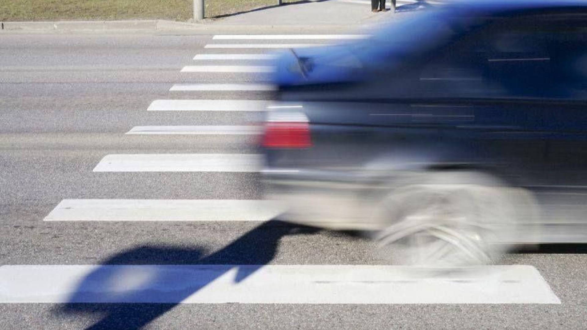 Huda nesreča v Mariboru: Voznik trčil v peško in odpeljal, policija išče očividce