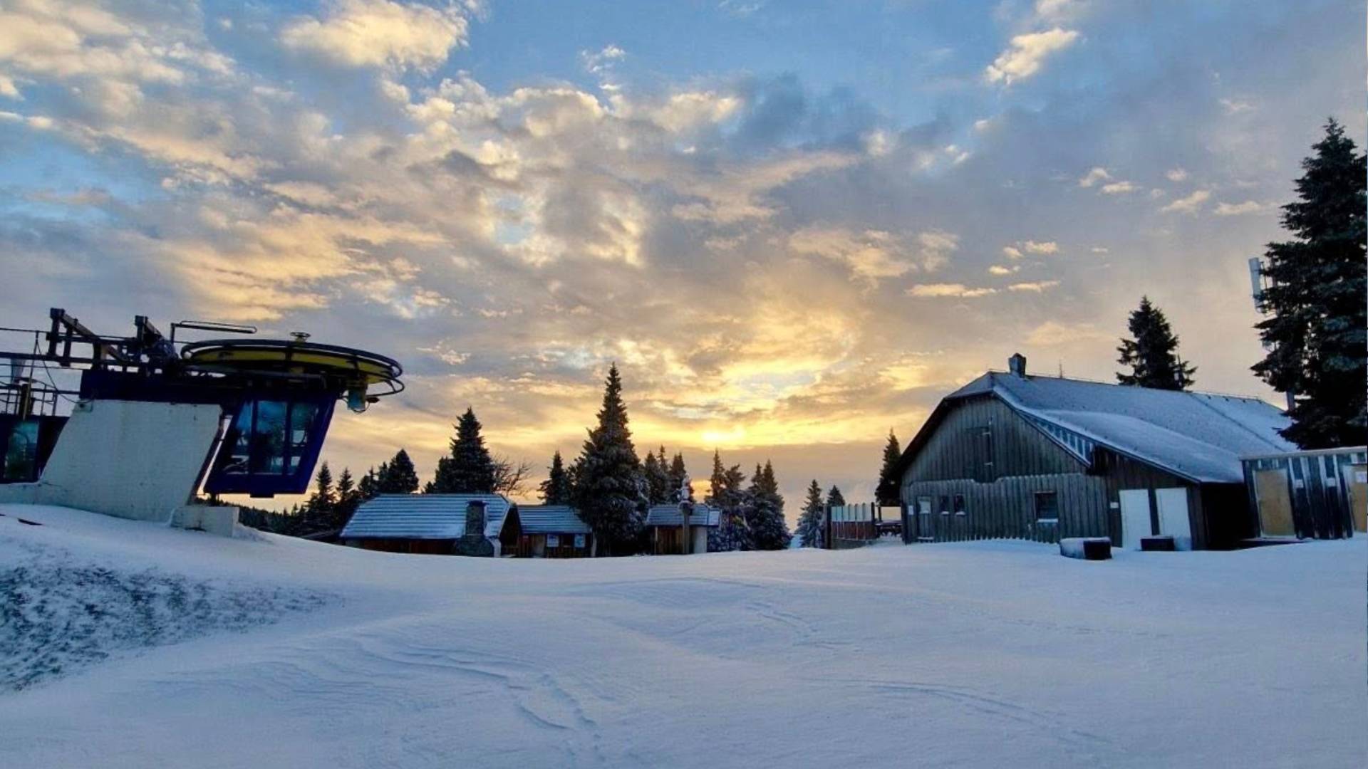 Dele države pobelil sneg: Vozniki, previdno na cestah