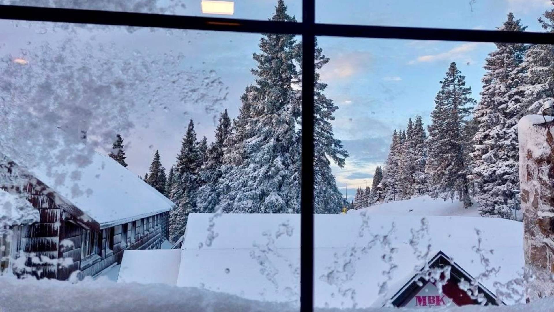 Napovedi vremenoslovcev so se uresničile, v snežno odejo ovito tudi Pohorje