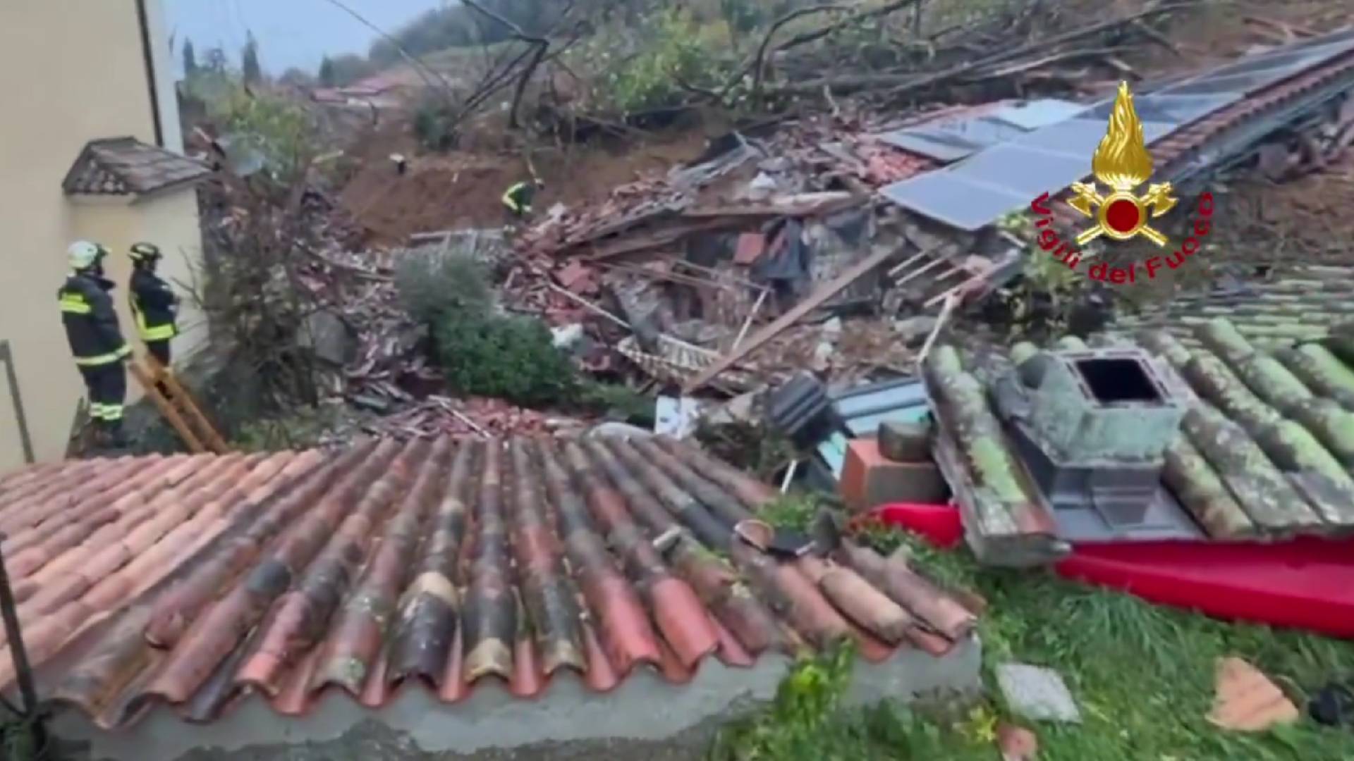 Tragičen konec reševanja: Oba pogrešana po zemeljskem plazu našli mrtva