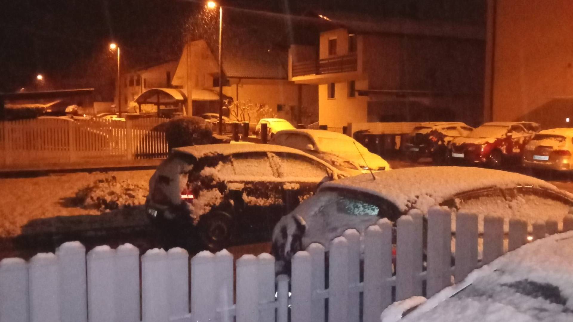 FOTO: V Ljubljani v 24 urah skoraj vsi letni časi: Začelo se je z nevihtami, ponoči pa je začelo snežiti!