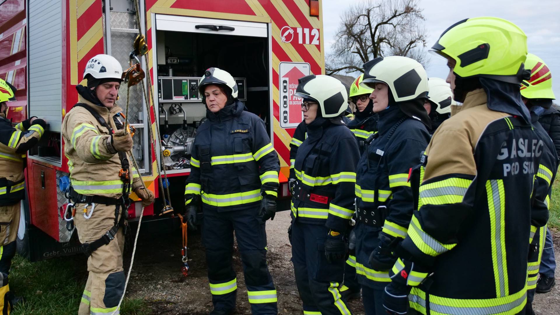 FOTO in VIDEO: Pred Mursko Soboto mrgoli gasilcev, rešujejo z višine in iščejo ponesrečence