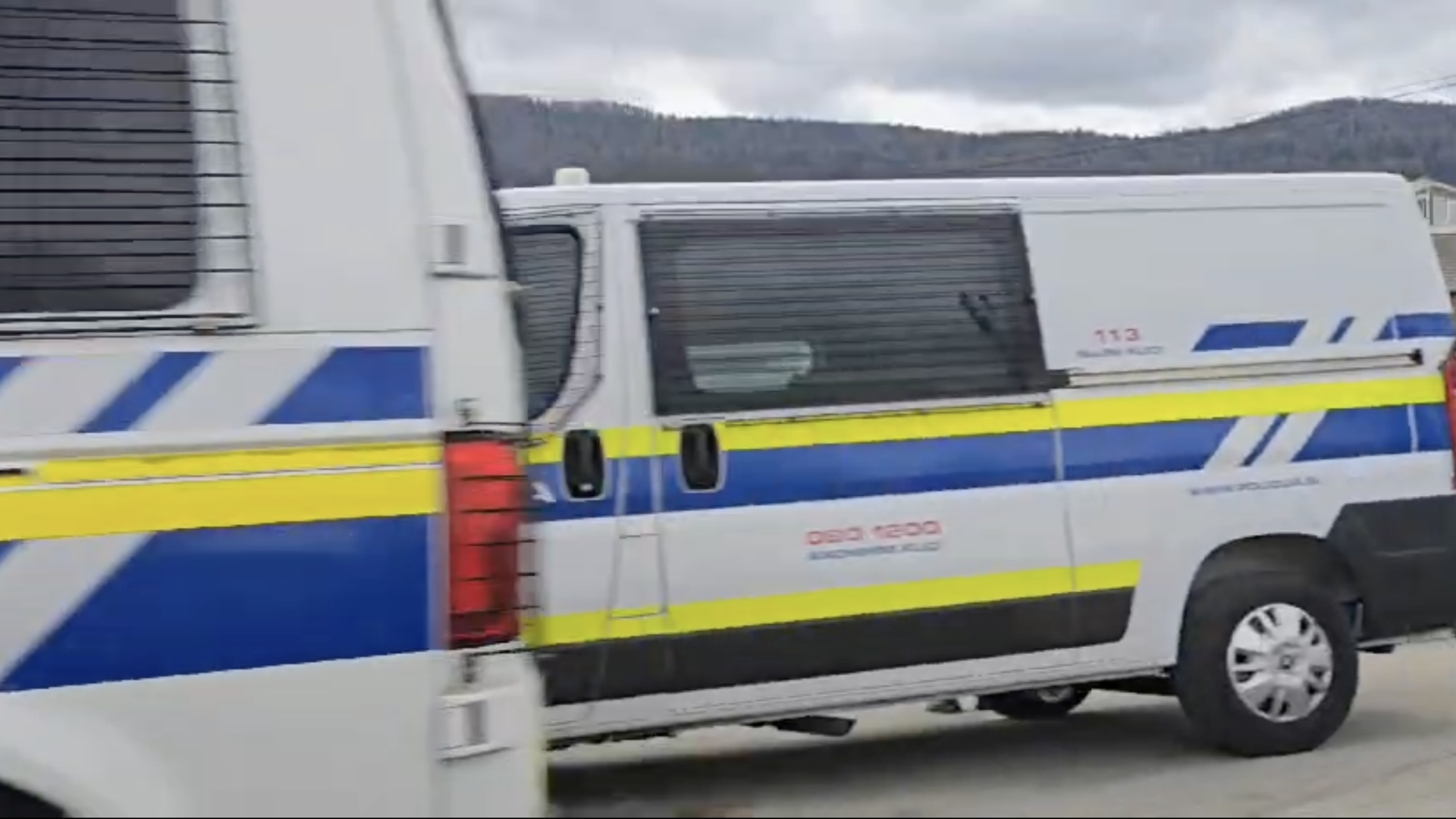 FOTO in VIDEO: Množica policistov v romskem naselju na Trati v Kočevju, kaj se je dogajalo?