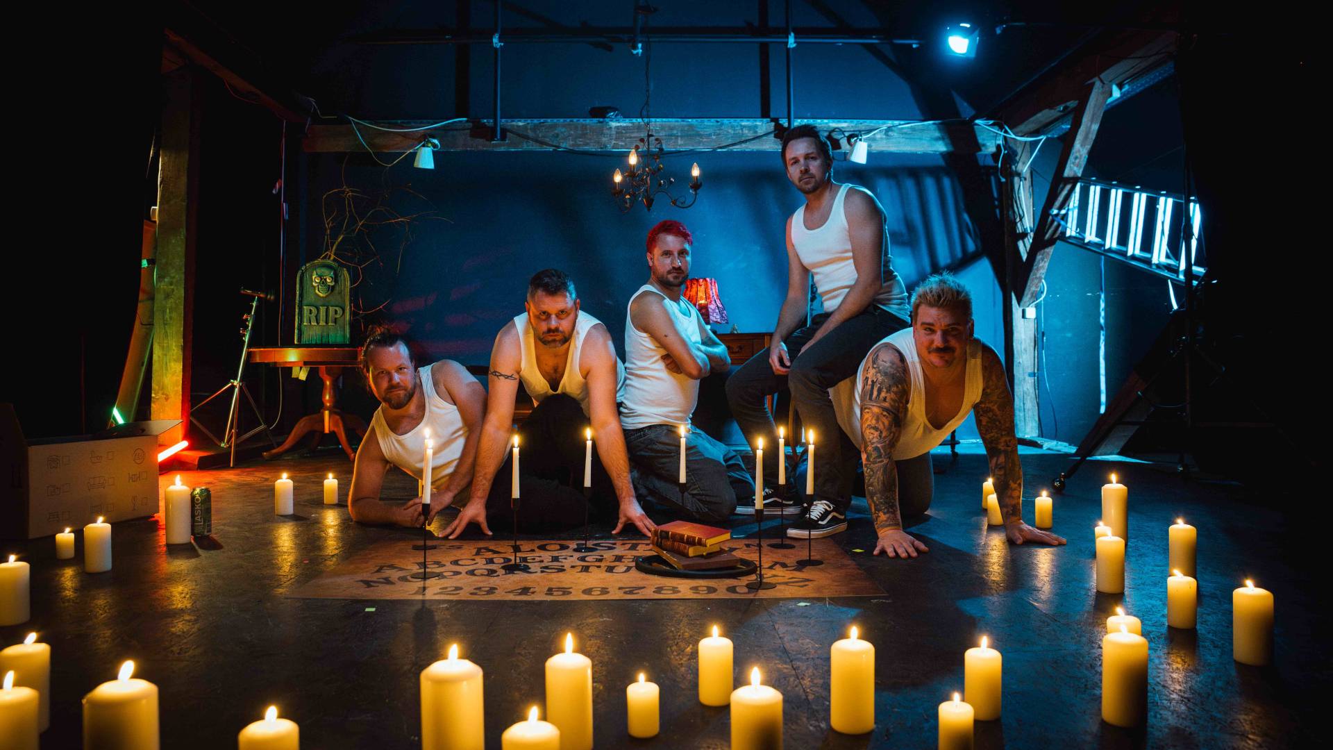 VIDEO: Alo!Stari so spet 18: Nostalgija devetdesetih v novi pesmi in videospotu