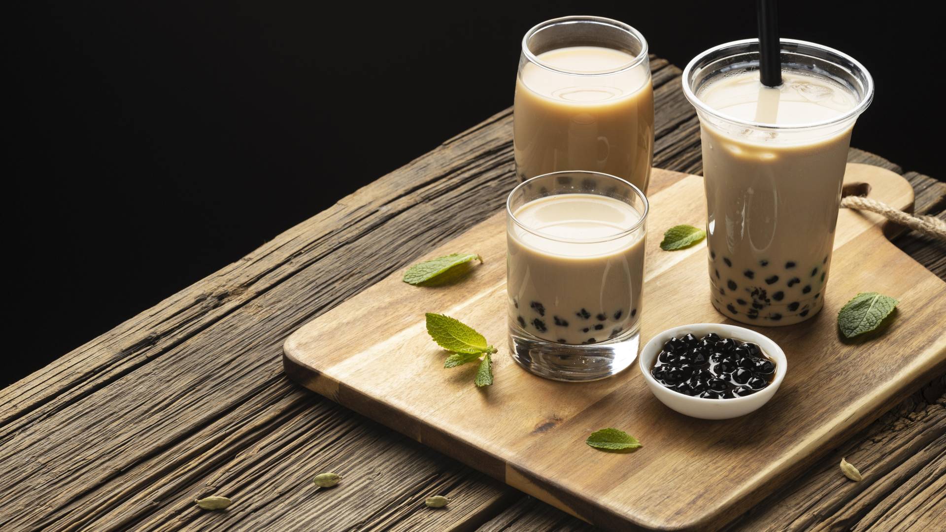 Najbolj viralni napitek leta: Naredite bubble tea doma v 10 minutah!