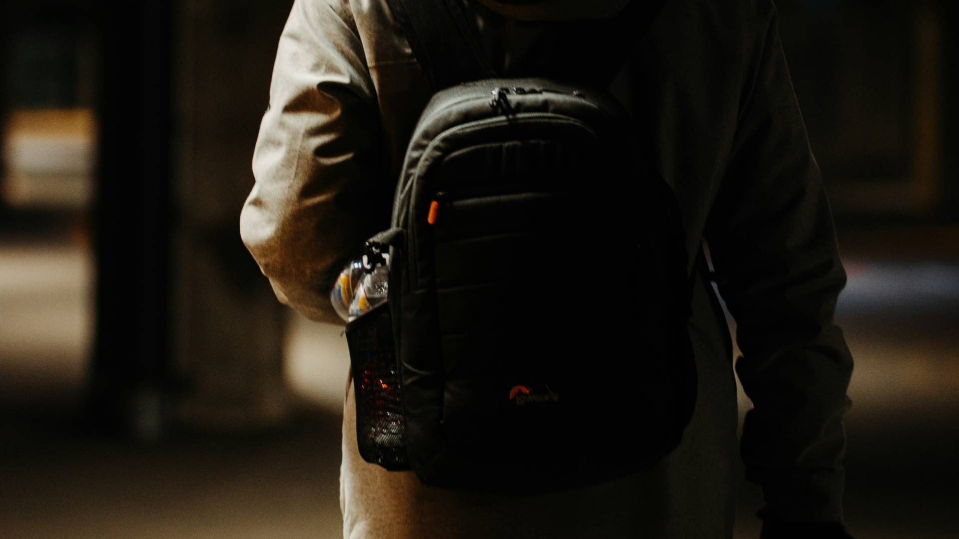 Skupina neznancev v Mariboru pristopila do moškega in mu odvzela nahrbtnik z veliko denarja