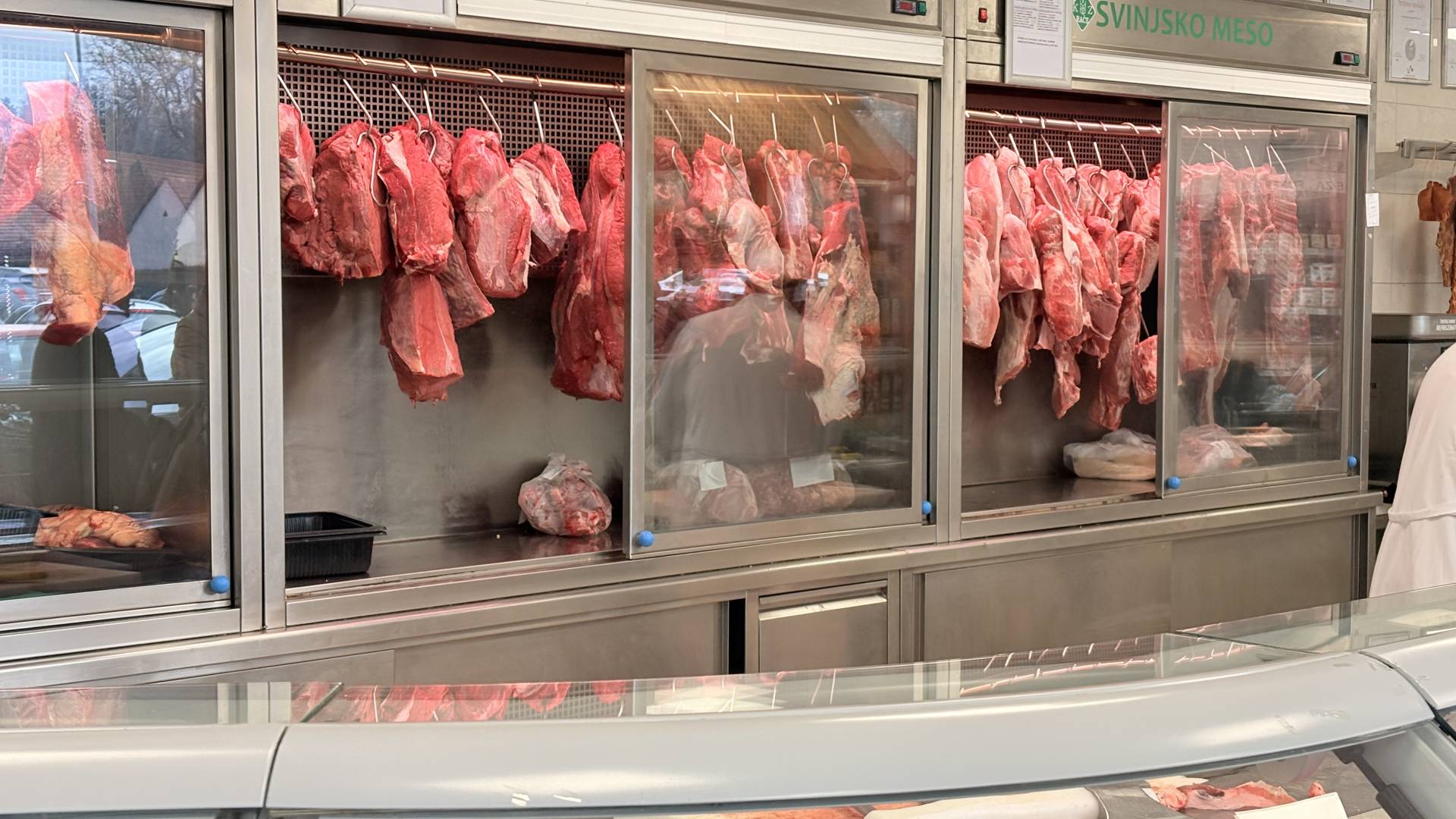 Drzna tatvina: Neznanec »obiskal« zadrugo in odnesel meso v vrednosti 12.000 evrov