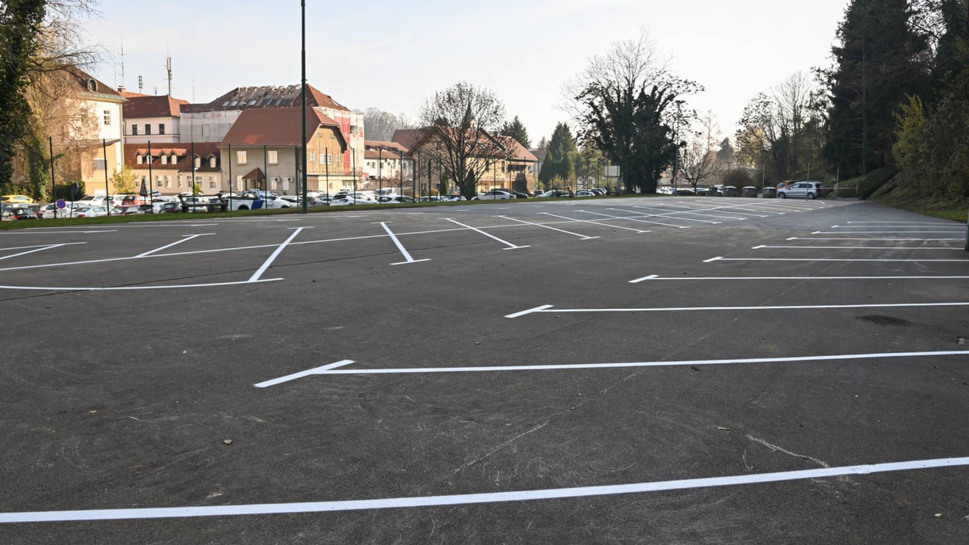 V Krškem odprli začasno parkirišče na igrišču Šajspoh
