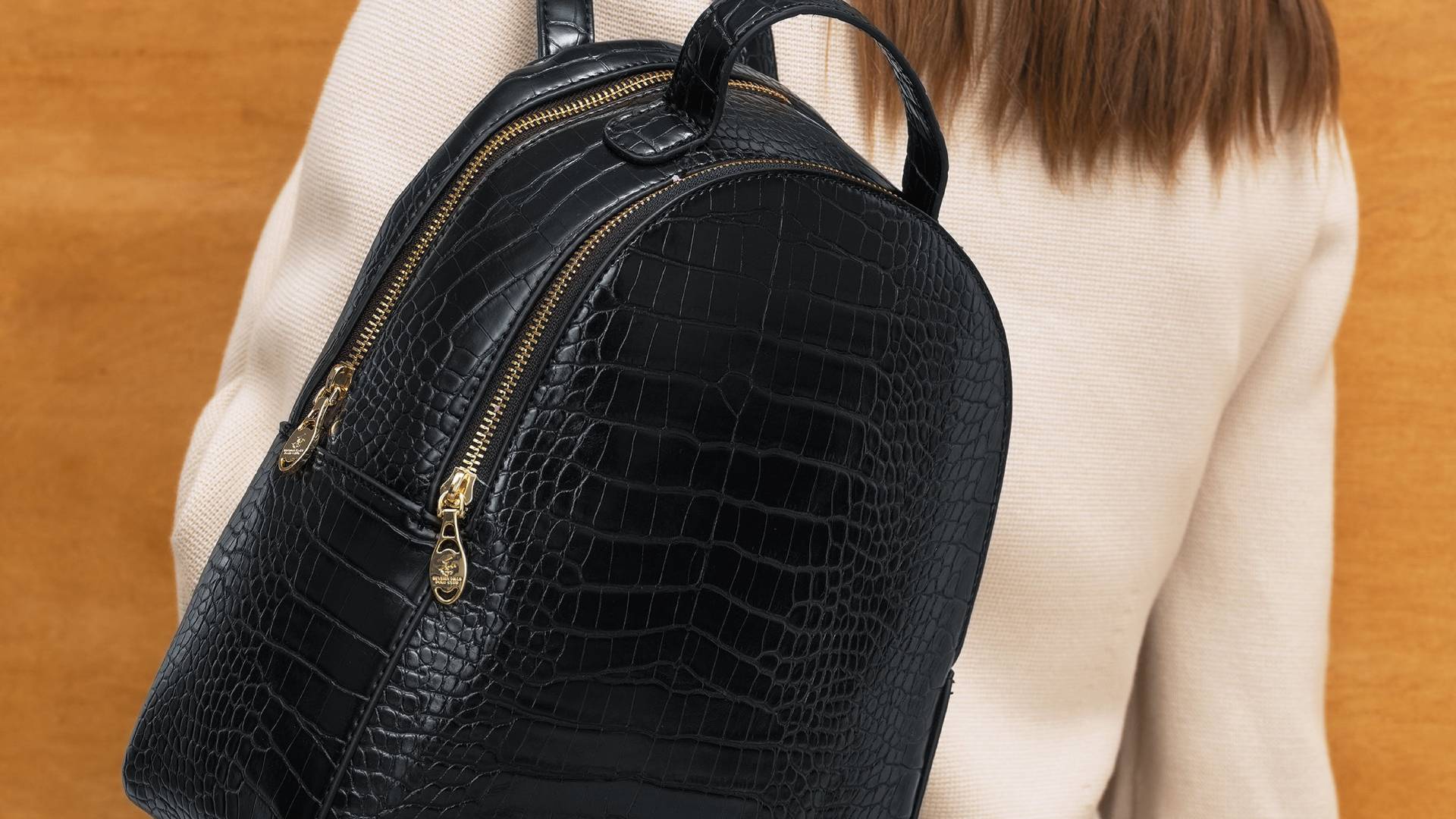 Nahrbtnik namesto torbice - katere modele in barve zdaj izbirajo vplivneži?