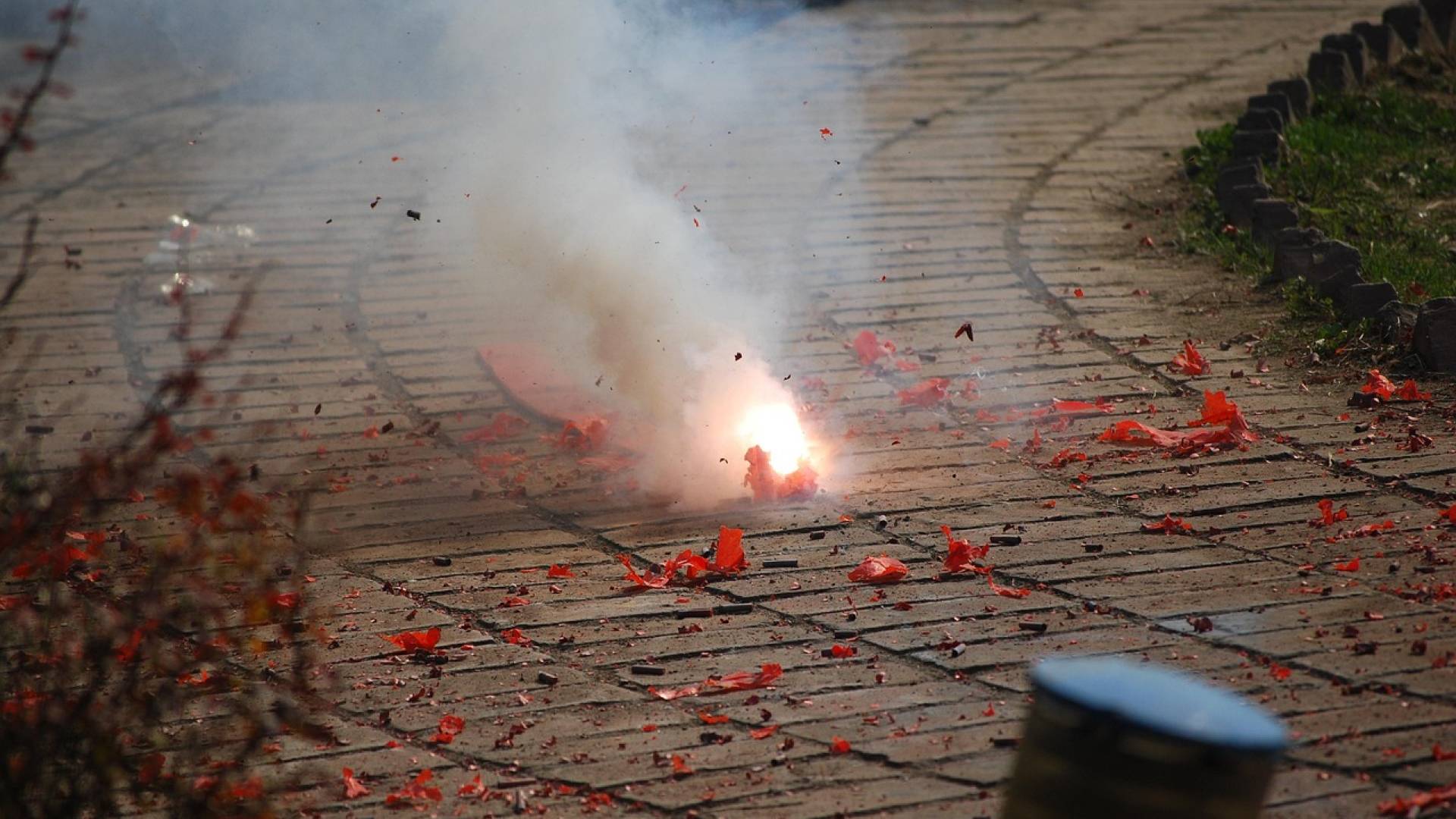 Komaj 15-letniki z nevarnimi petardami, policisti: »Starši, kje ste?«