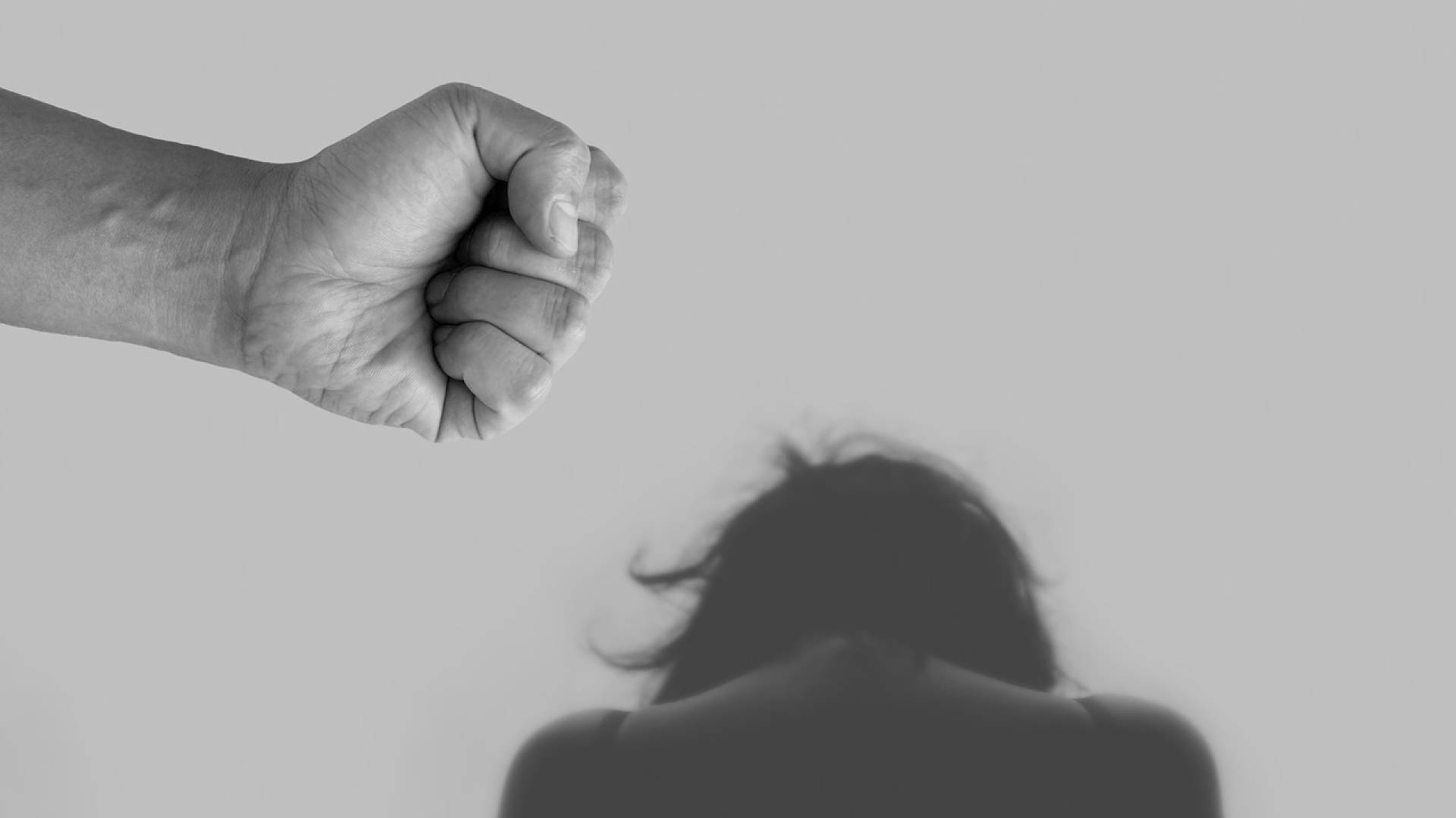 Dve partnerki napadeni v lastnem domu, posredovati so morali policisti