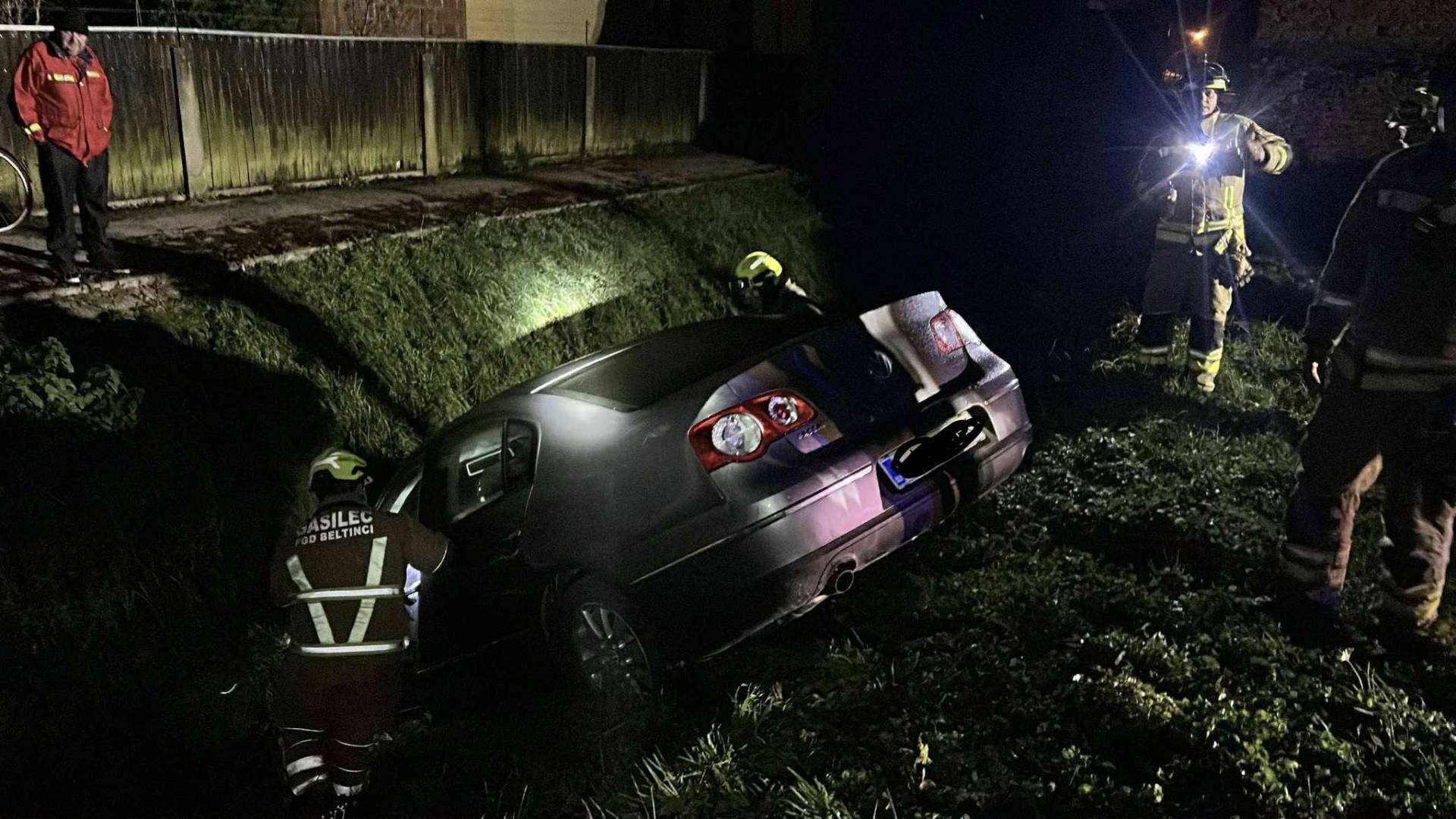 V Beltincih osebno vozilo zdrsnilo v potok, posredovali gasilci