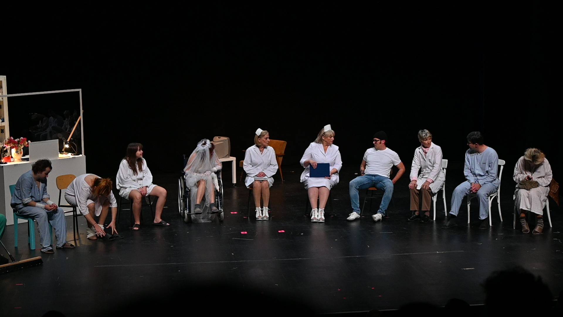 FOTO in VIDEO: Premiera »Let nad kukavičjim gnezdom« napolnila Gledališče Park