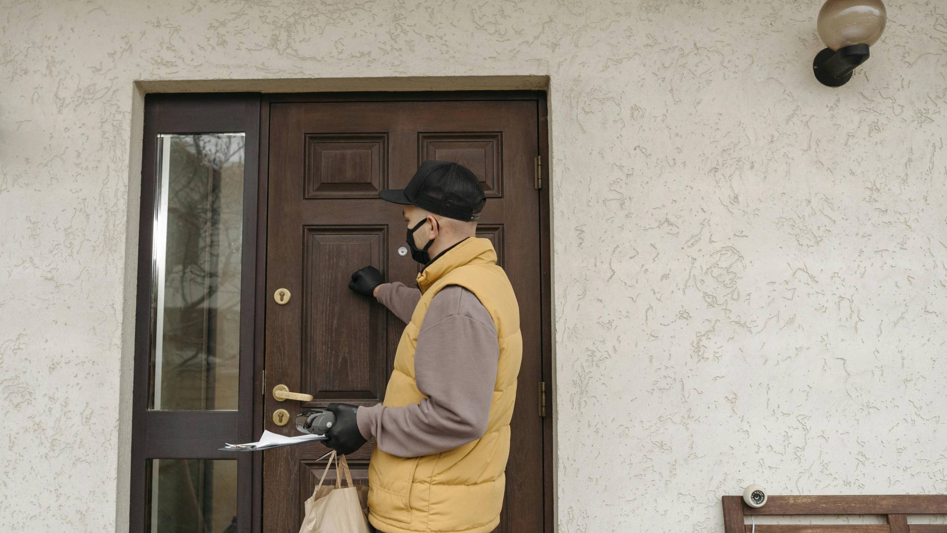 Previdno na Brodu: Moški prodaja drago posodo in sprašuje po zlatu