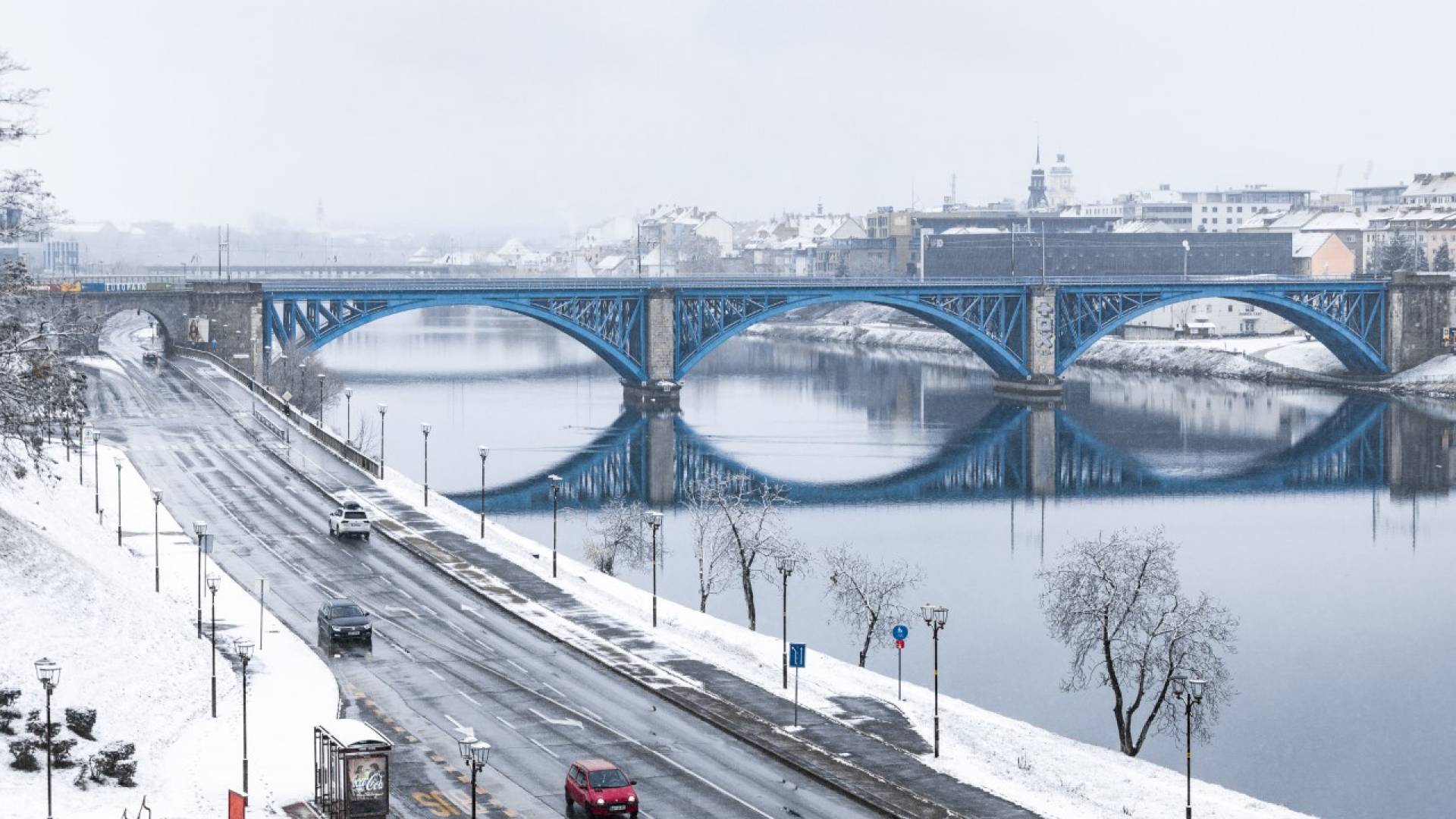 Pozor: Ponoči se dež lahko po večjem delu države prelevi v sneg. Kje ga bo največ?