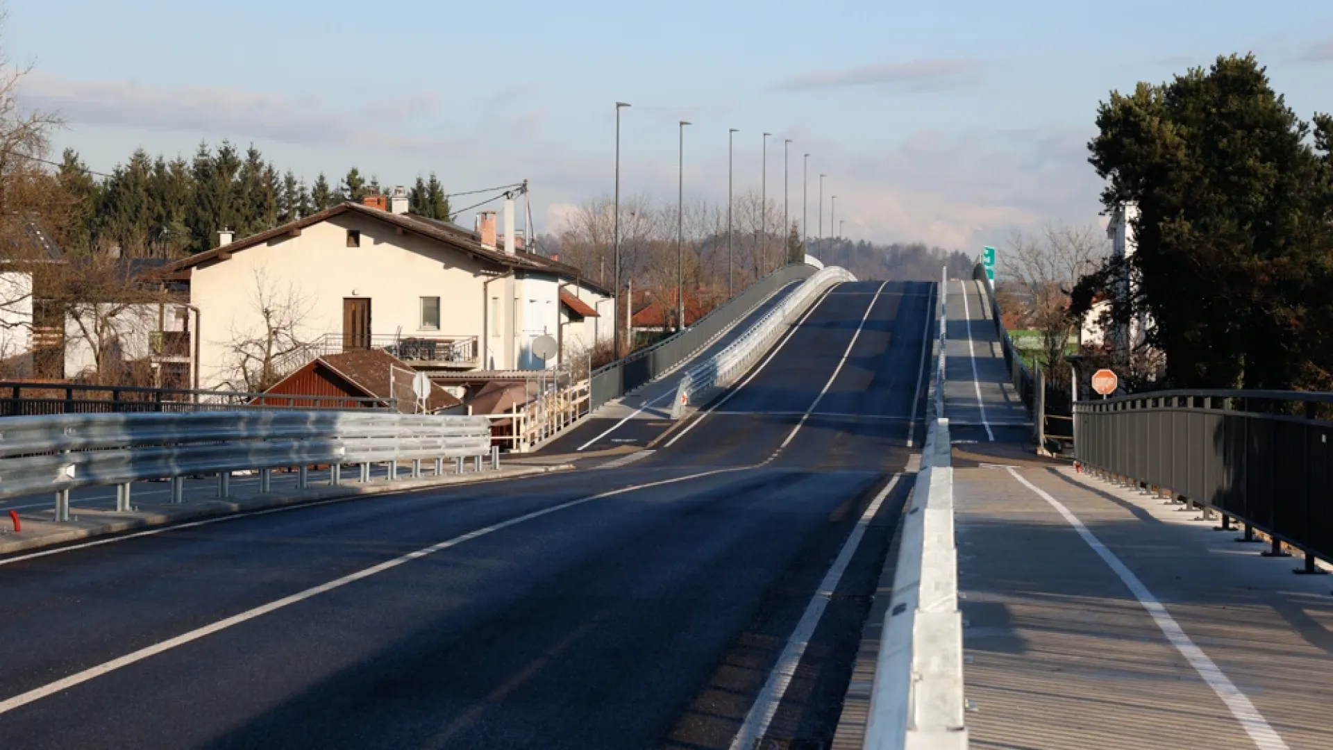 Eno leto po prenovi Ižanske ceste pešci in kolesarji še vedno opozarjajo na luže