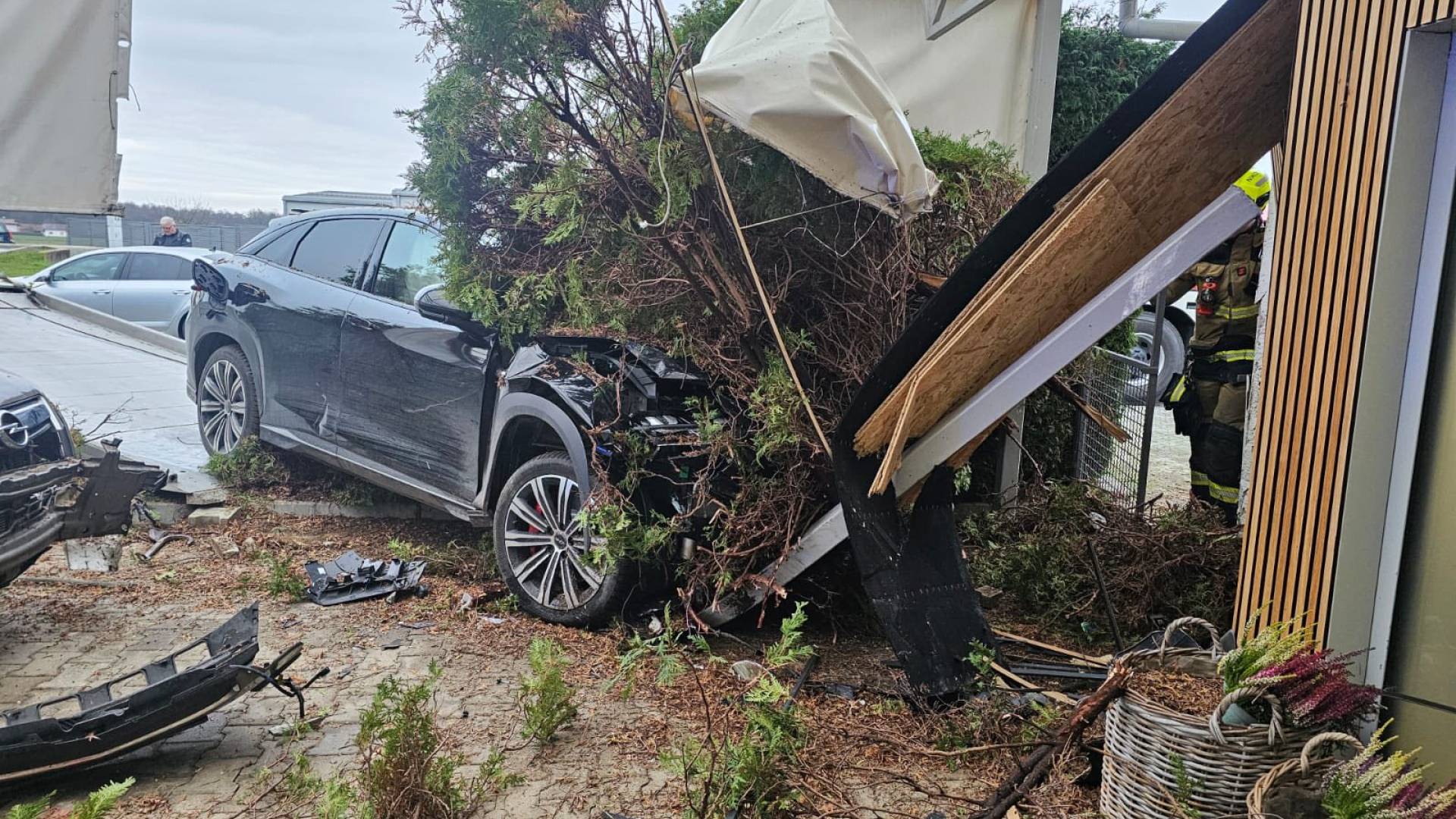 Soboški gasilci hitro posredovali: Električni avtomobil trčil v hišo in nadstrešek