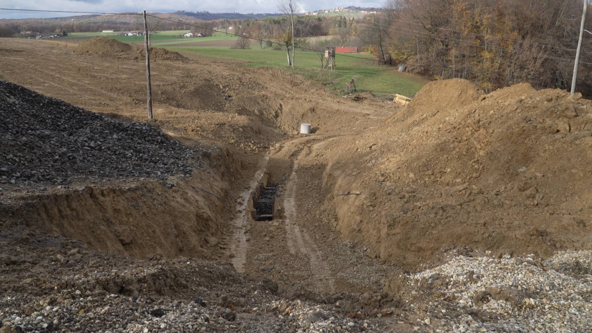 Plazovi v Humu že leta ogrožajo domove, obsežna sanacija ceste po poplavah poteka počasneje od pričakovanj