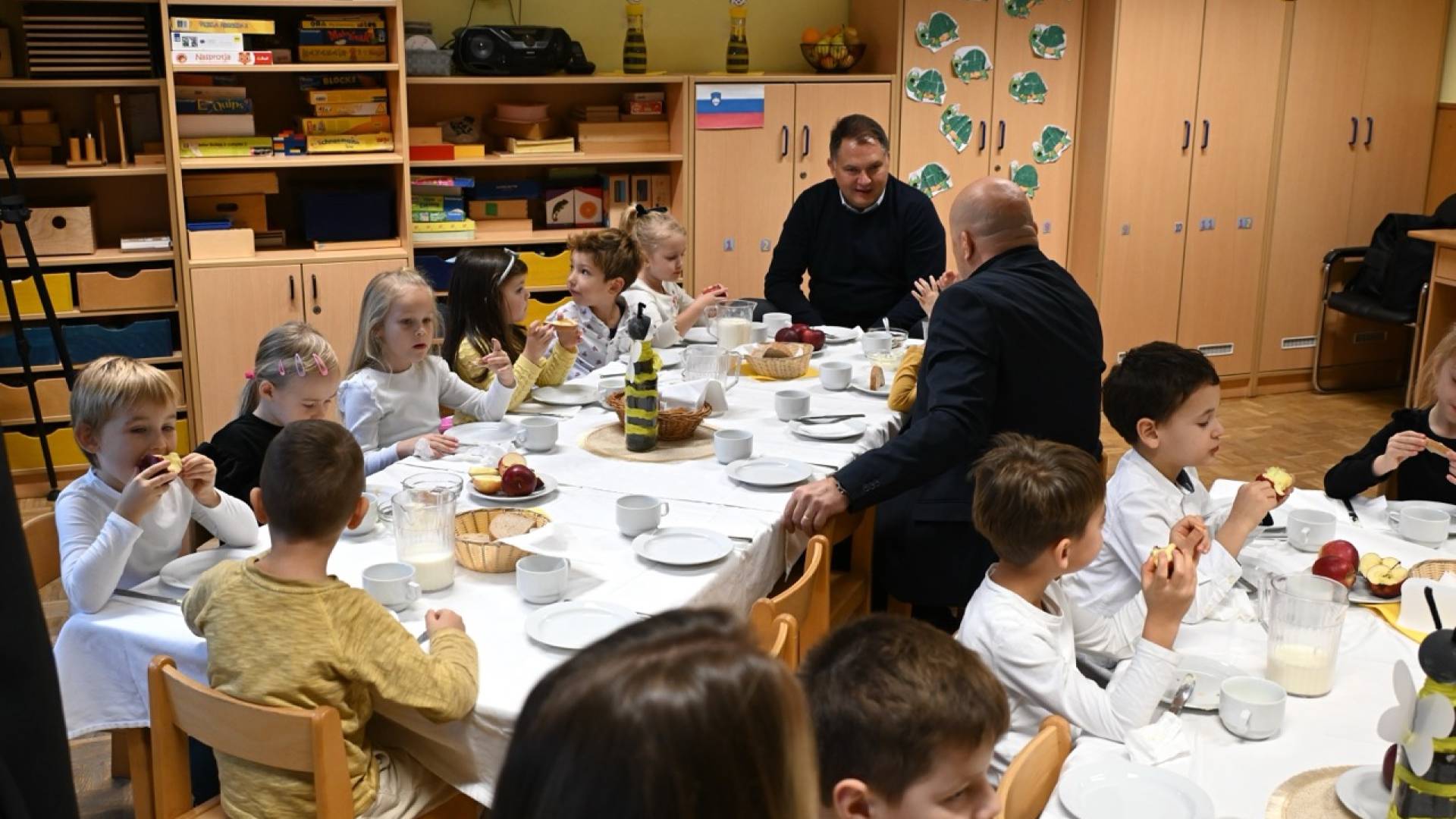FOTO in VIDEO: Župan Anželj z malčki v vrtcu Miške ob tradicionalnem slovenskem zajtrku