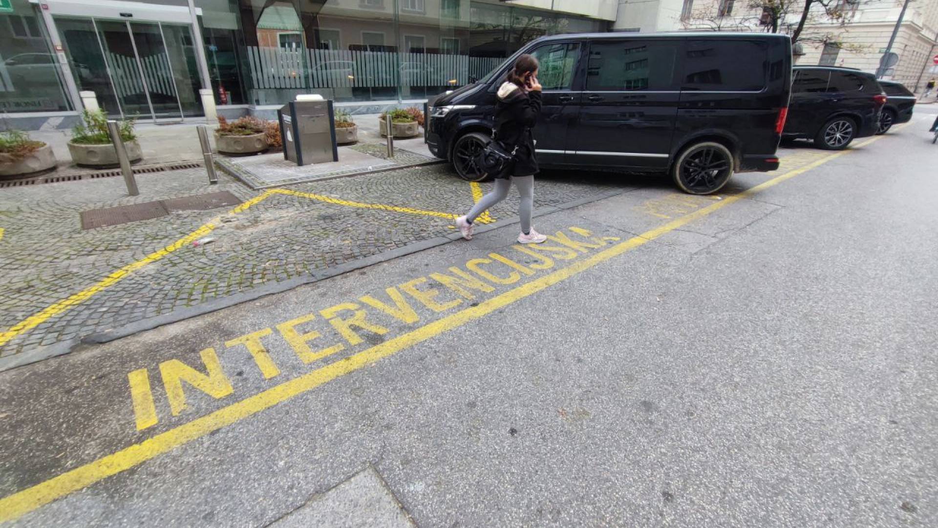 FOTO: Nepravilno parkiranje na Cigaletovi še vedno redna praksa – bralci opozarjajo, da je intervencijska površina vesa čas zasedena