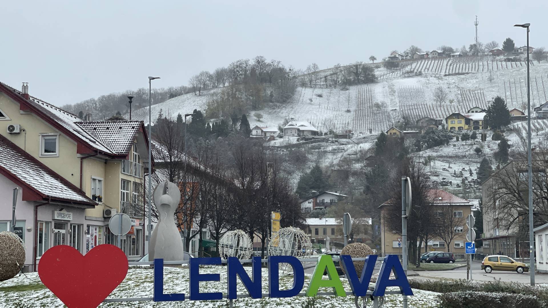 FOTO in VIDEO: Pobelilo Lendavo in griče po Goričkem, jutri do minus šest stopinj  