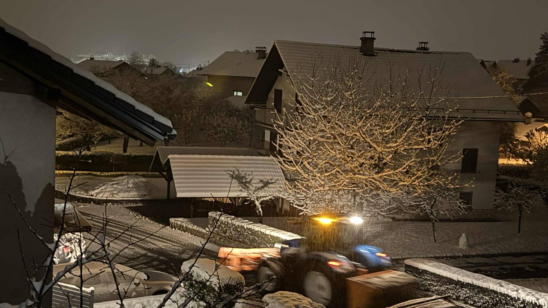 Dolenjska pobeljena: v Kočevju sneži že od jutra, lokalno zapadlo tudi več kot 10 centimetrov snega