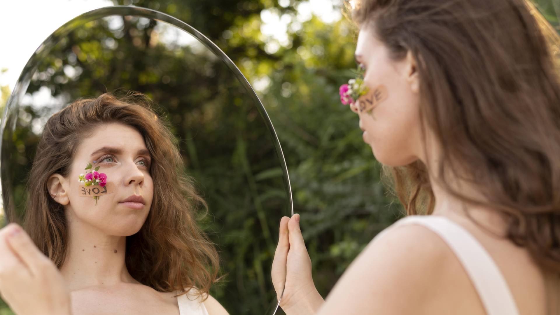 Usodni dan leta: zvezde pritiskajo, maske padajo, resnica prihaja na plan