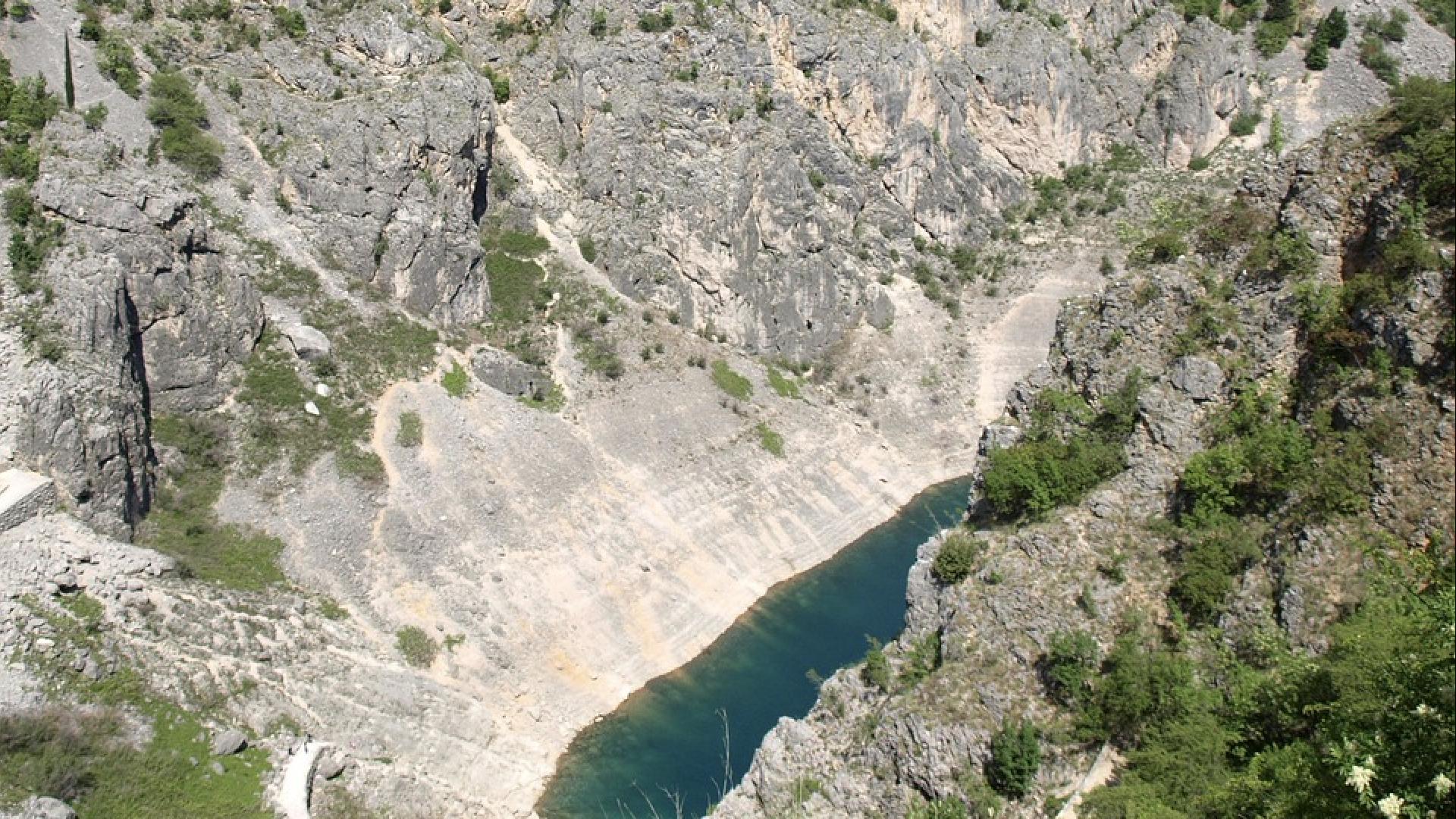 Kaj se dogaja? Znamenito Modro jezero nenadoma izginilo