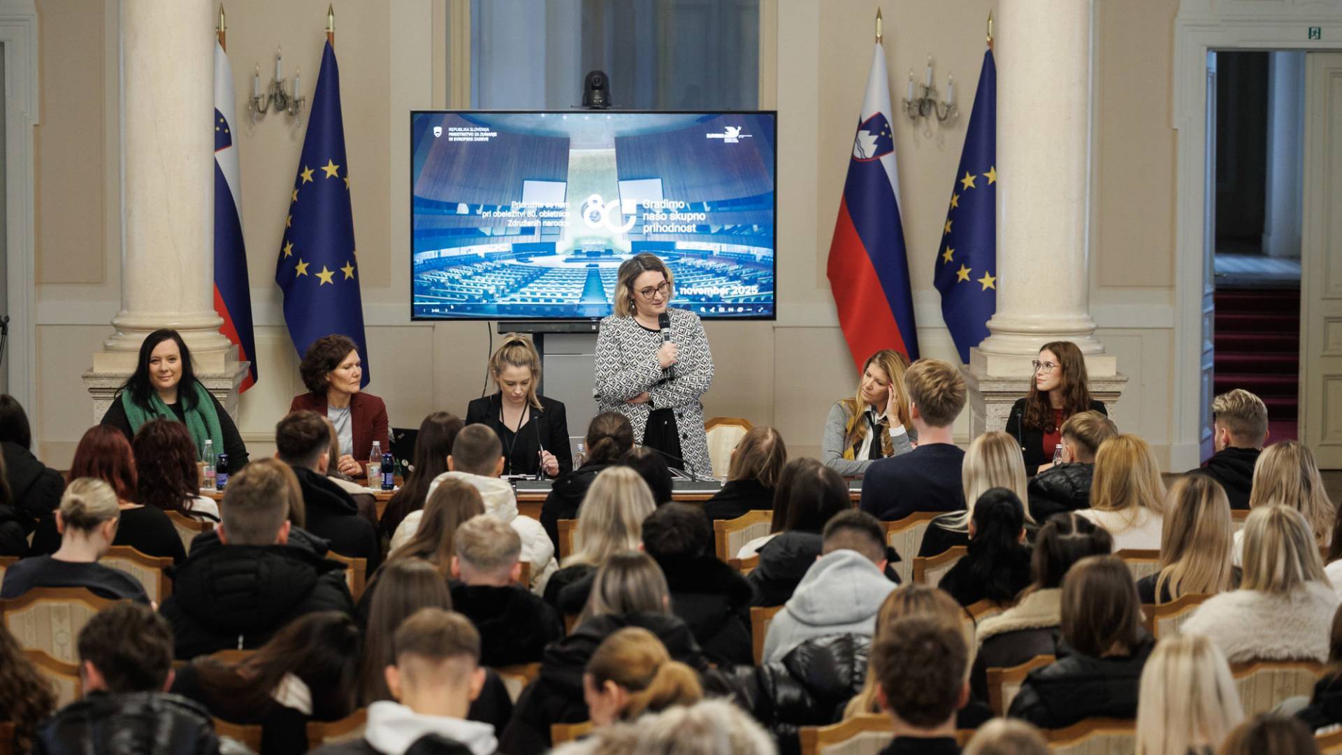Na Vladi tokrat ni šlo za politiko, ampak za stil: bodoči frizerji na neobičajni misiji