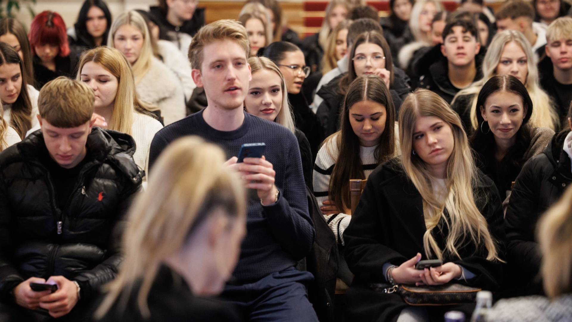 Neobičajen obisk na Vladi: bodoči frizerji pokazali, kaj zmorejo mladi