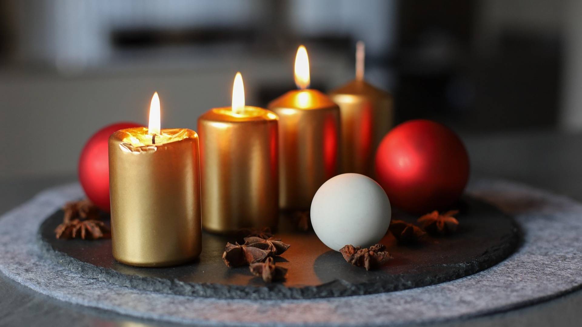 Preproste in hitre ideje za domač adventni venček