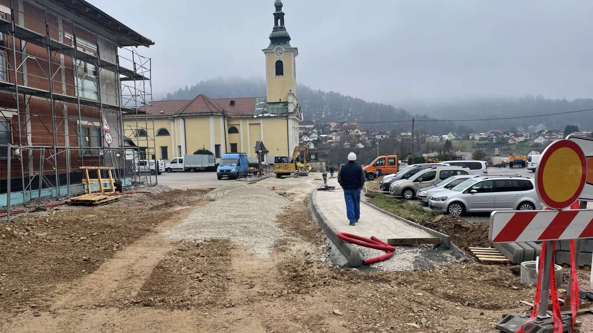 V Žabjeku danes popolna zapora ceste, obvoz prek Velike Dobrave
