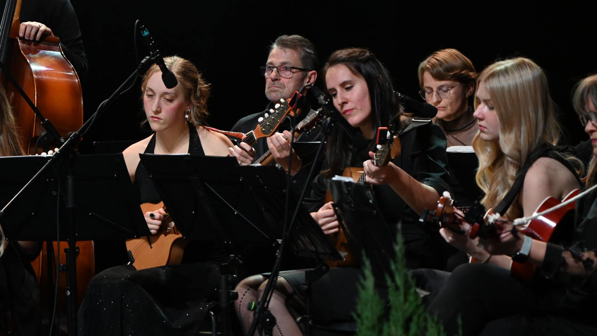 FOTO in VIDEO: Pomurski tamburaški orkester, Maja Keuc in The Margins napolnili Gledališče Park