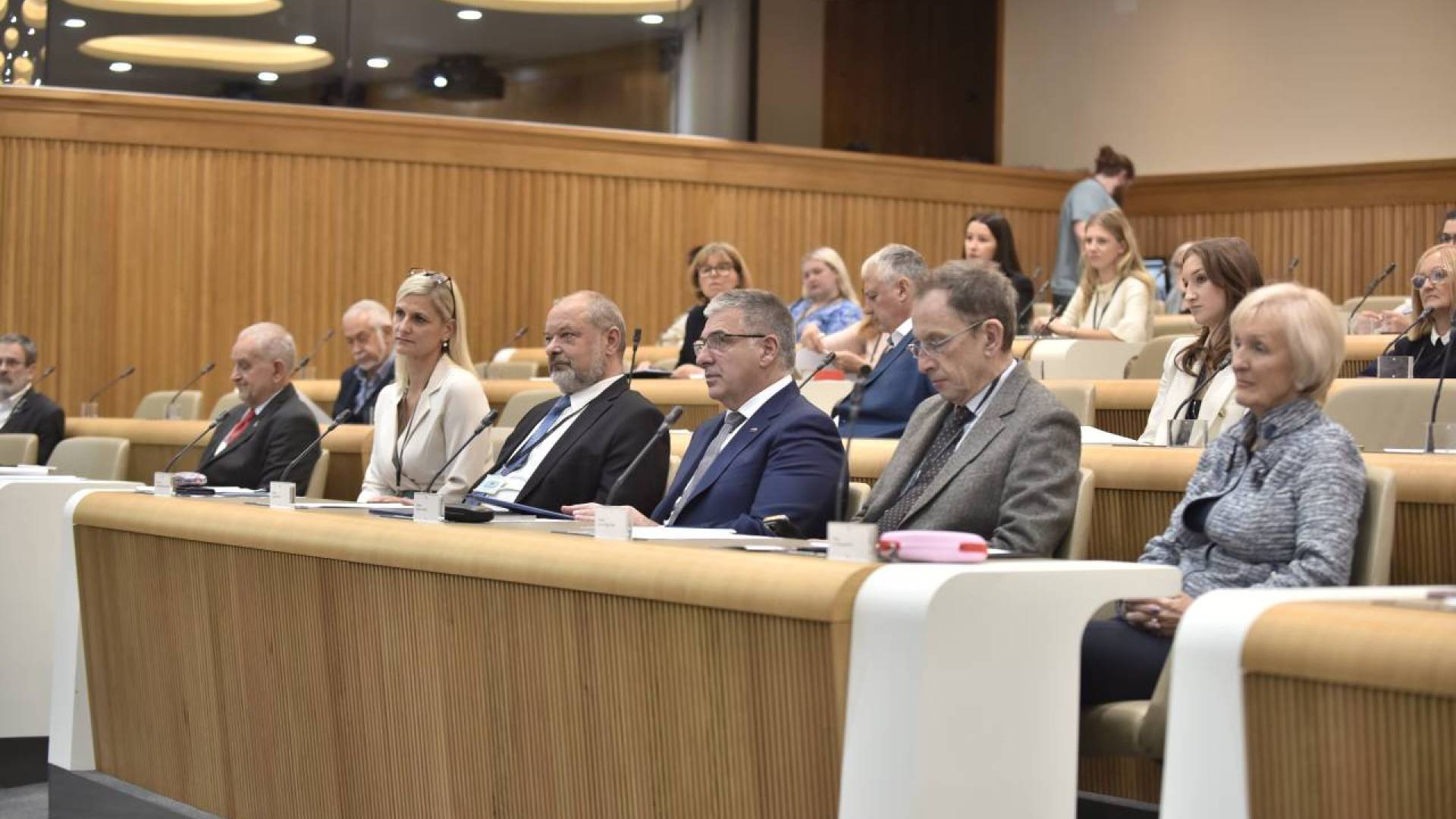 FOTO in VIDEO: Zaskrbljujoča projekcija na posvetu o demografiji: Čez 200 let Slovencev morda ne bo več