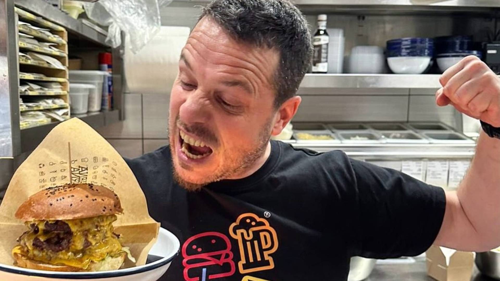 Naj burger v Ljubljani in okolici imajo v Kavarni Tiskarna. Ob tej priložnosti sporočajo: »Direktor bo dal za pijačo!«