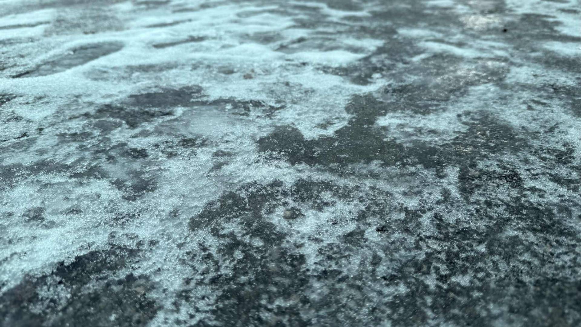 Pozor! Dež pri minusu je pločnike in ceste na Dolenjskem spremenil v drsališče