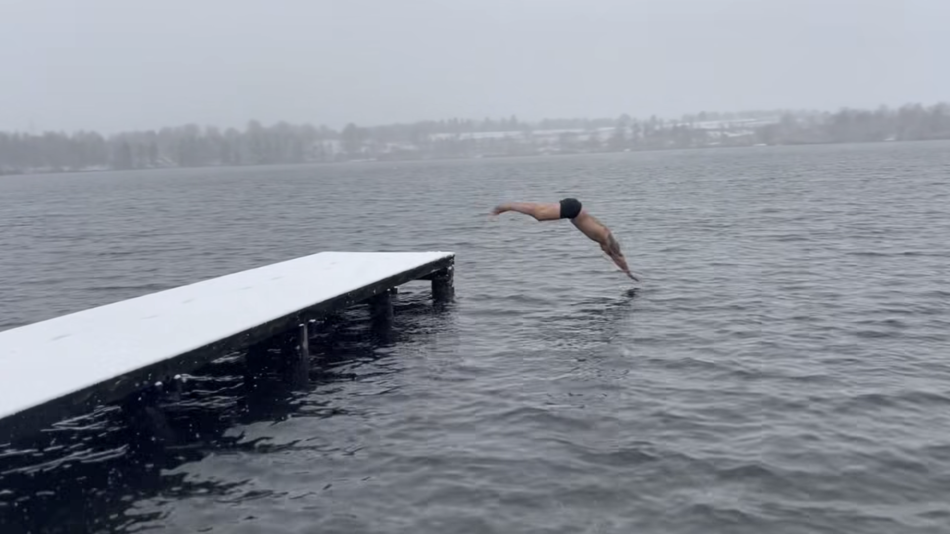 VIDEO: Bi si upali? Pri minus treh stopinjah in sneženju skočil v Kočevsko jezero