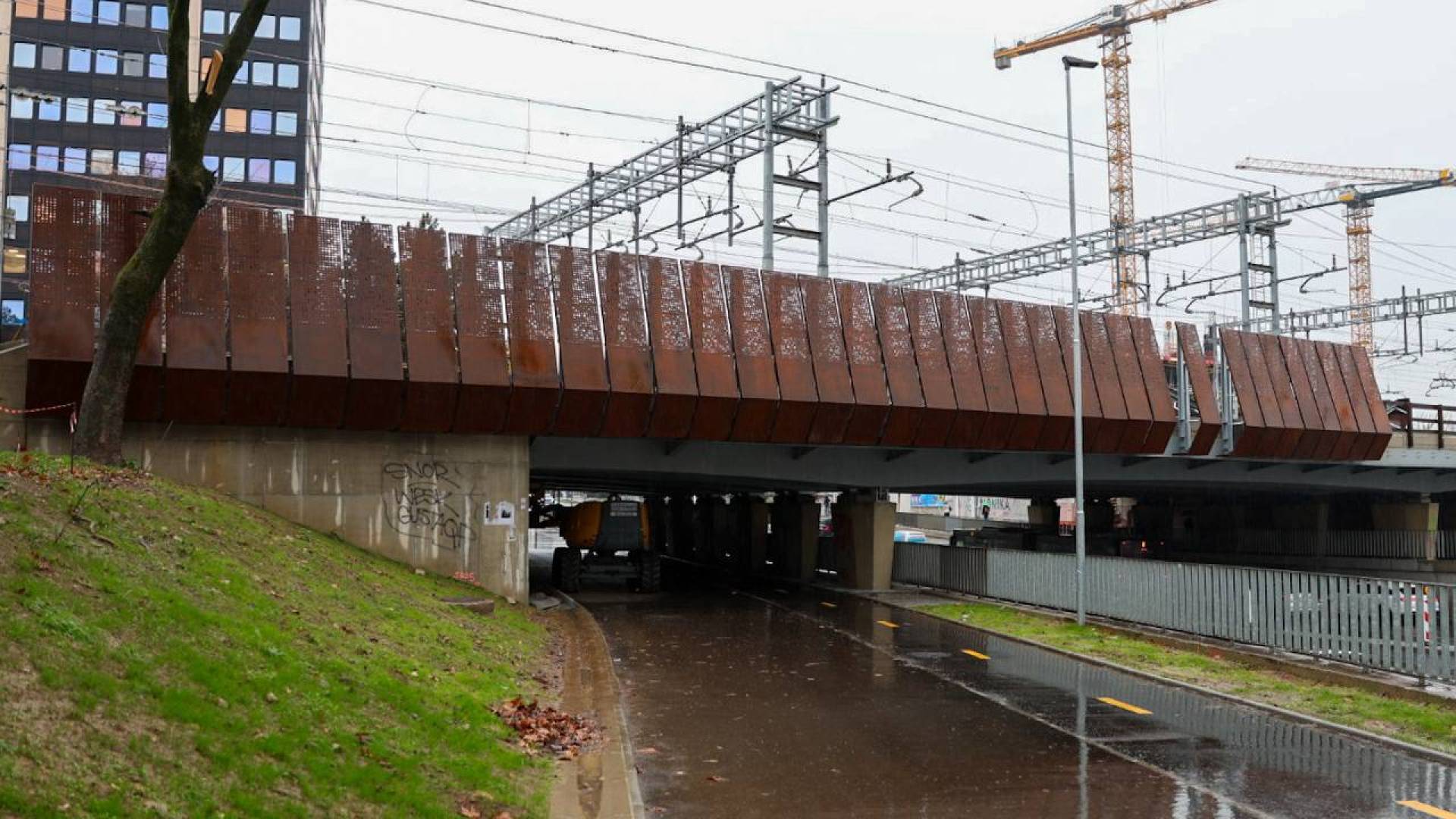 FOTO in VIDEO: Zakaj je novi most na Dunajski videti zarjavel? Resnica vas bo presenetila