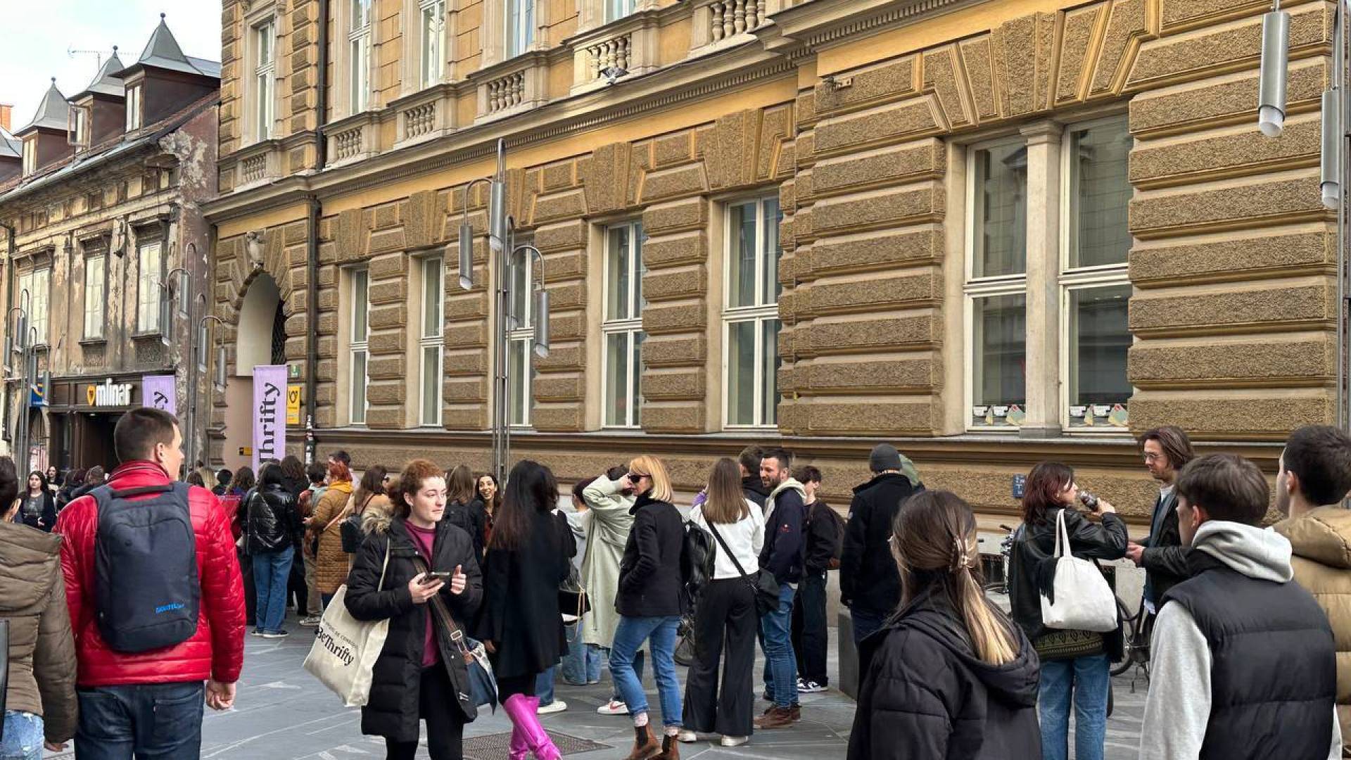 Skoraj 1000 okuženih v Sloveniji, desetina pa sploh ne ve za svojo okužbo