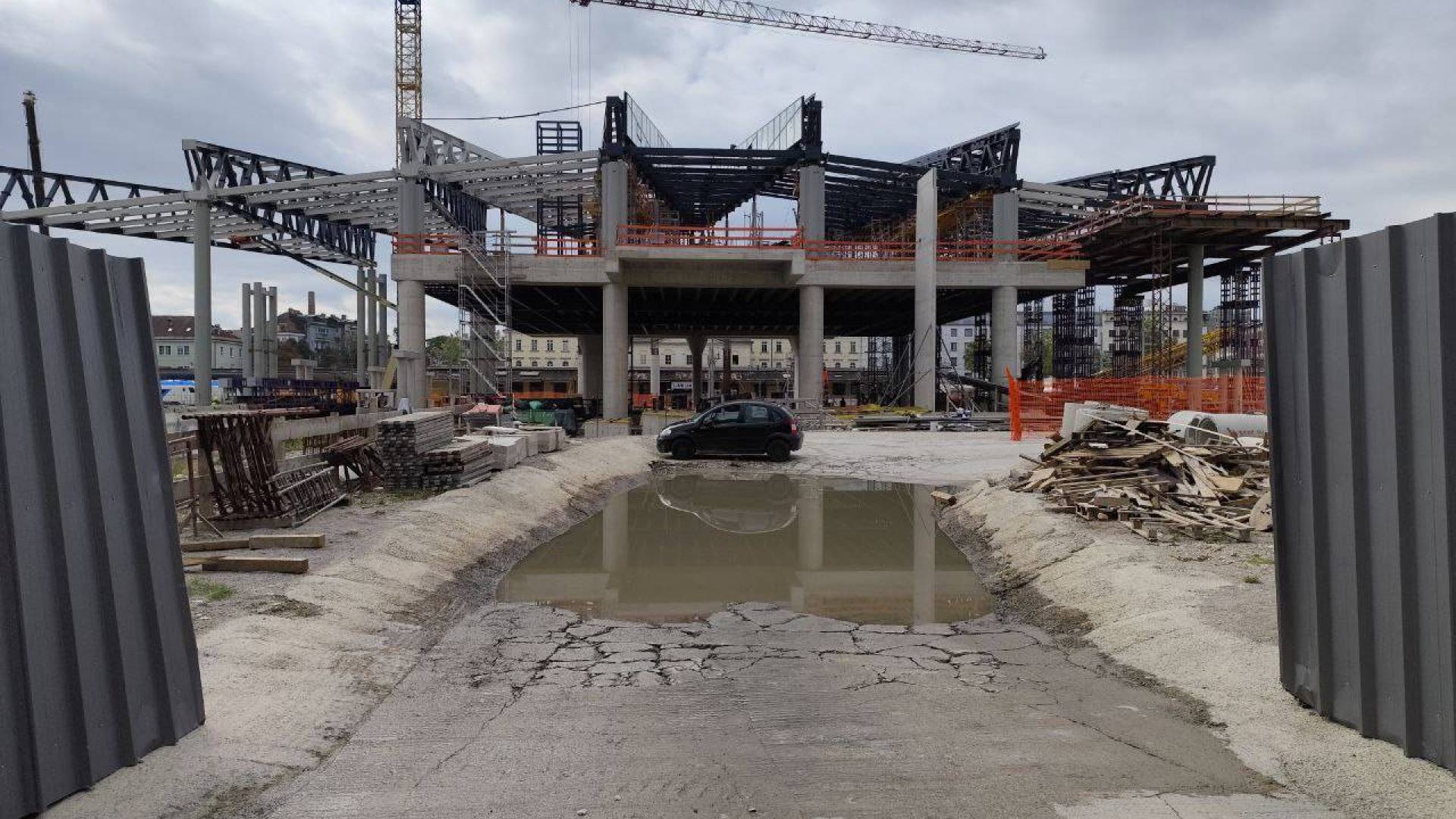 300 tovornjakov okoli gradbišča nove avtobusne postaje na dan: Bodo stanovalci še lahko odpirali okna?