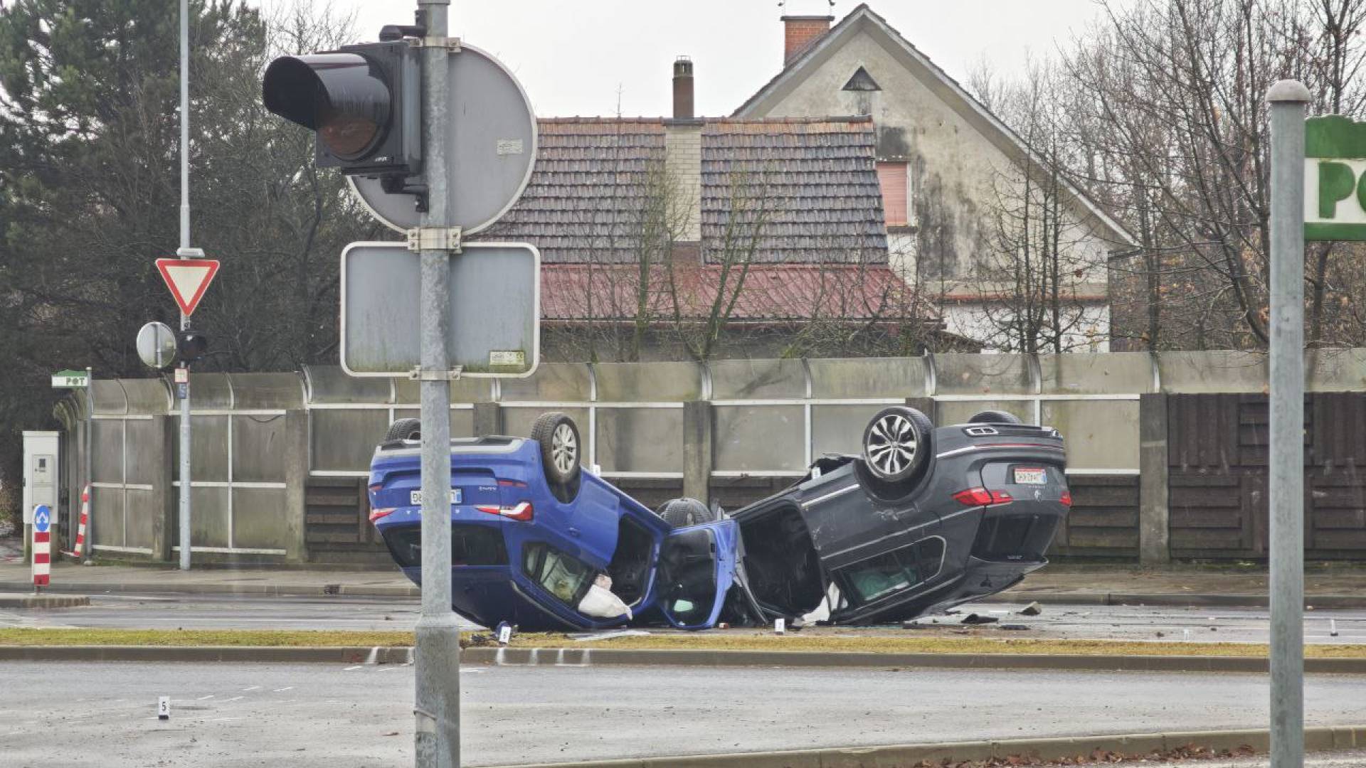 FOTO in VIDEO: Na Šmartinski bežal pred policisti in prevrnil dva avtomobila