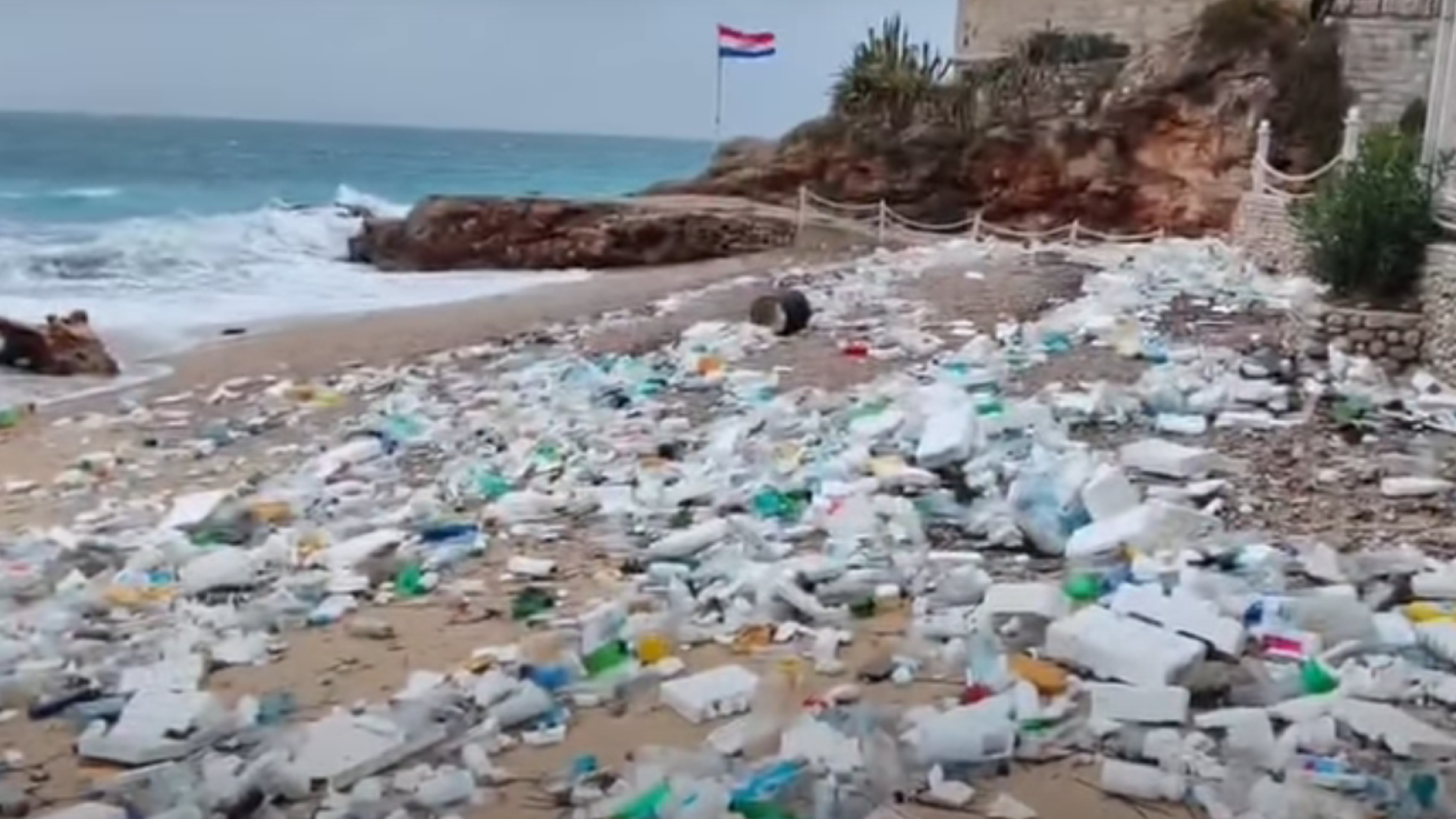 VIDEO: Dramatični prizori s Hrvaške. Morje na obalo naplavilo tone smeti